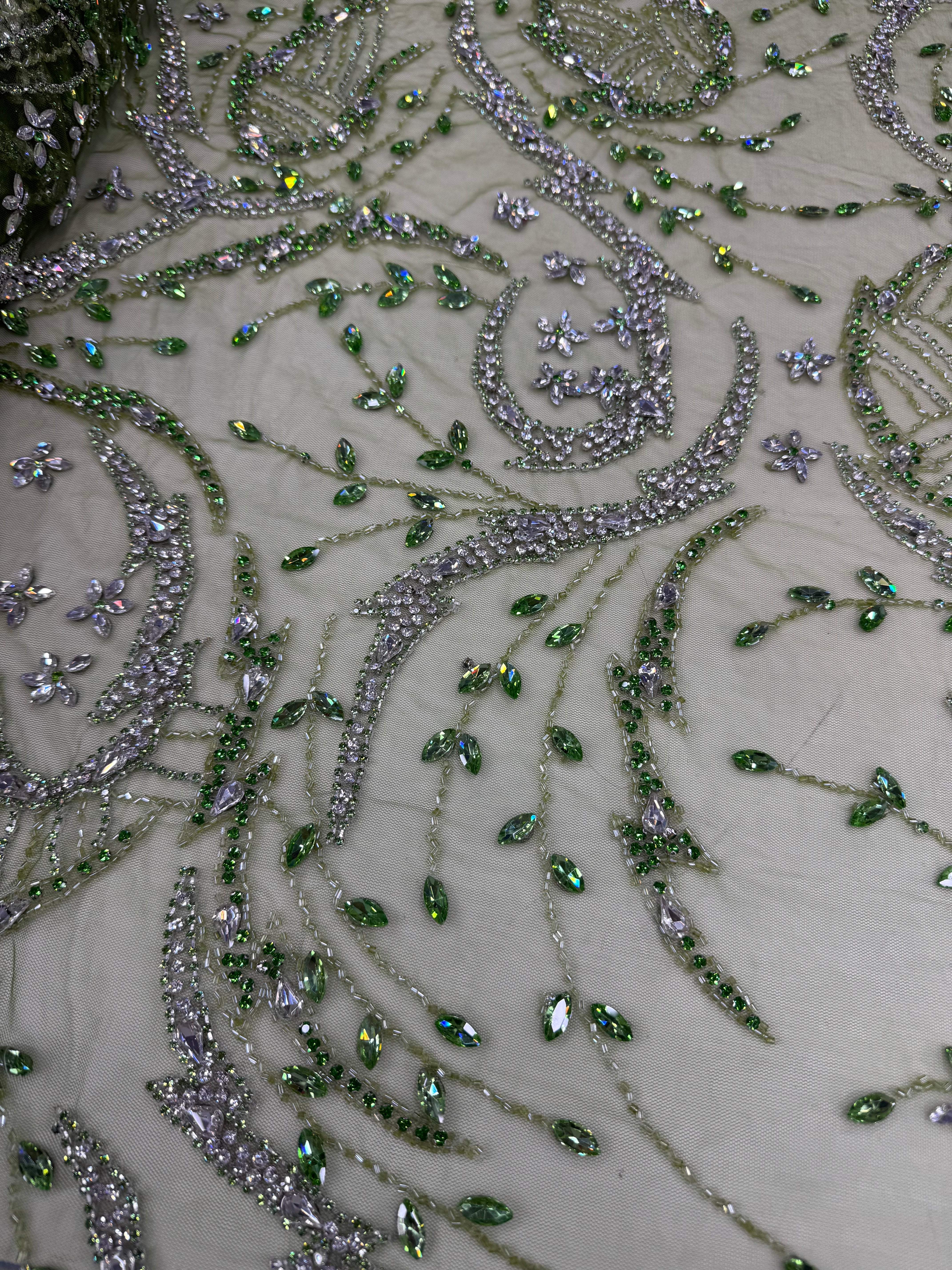 Broderie pe tul verde Model J1 3441, latime 140 cm, cu cristale, margele si aplicatii premium