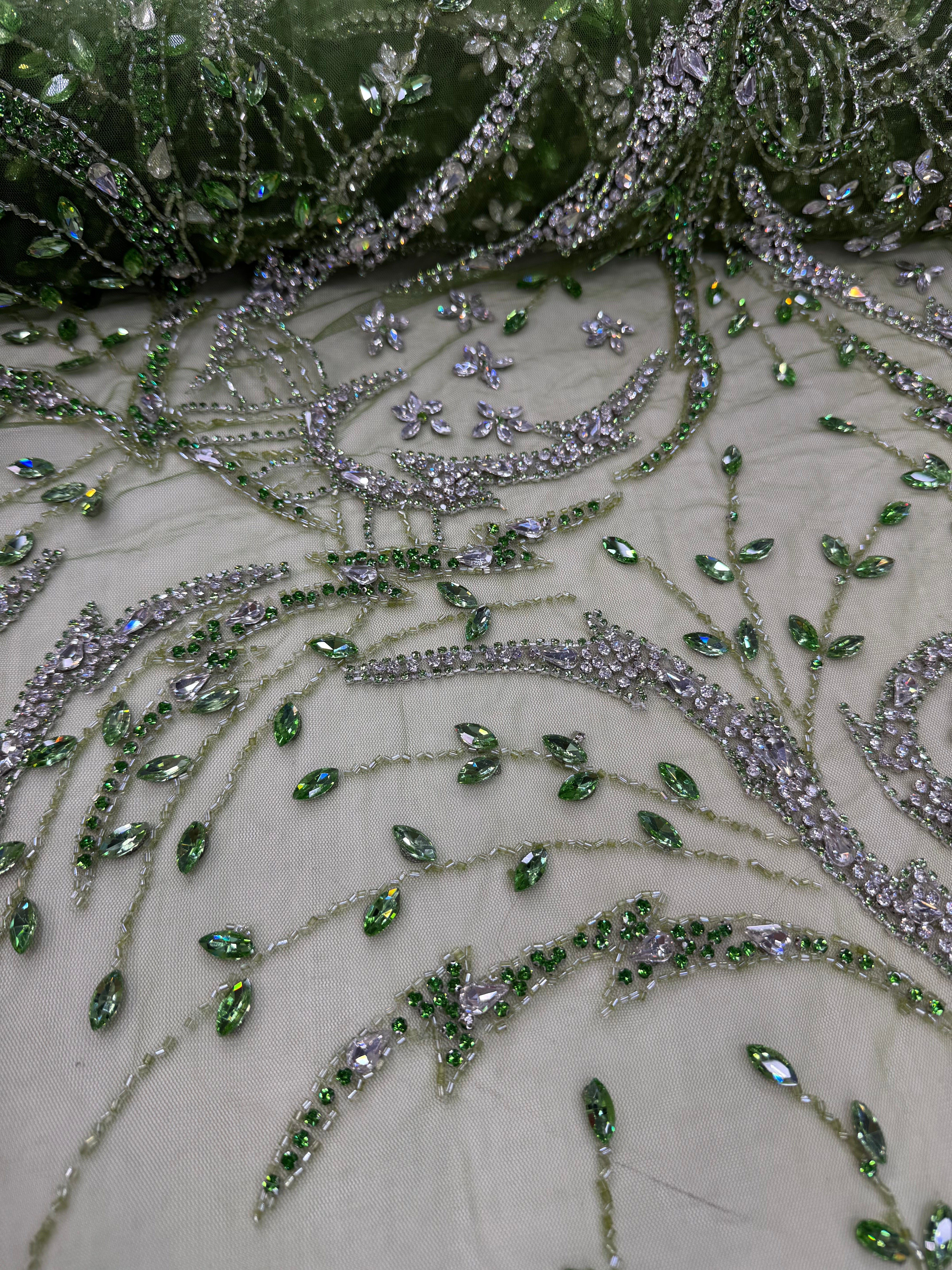 Broderie pe tul verde Model J1 3441, latime 140 cm, cu cristale, margele si aplicatii premium