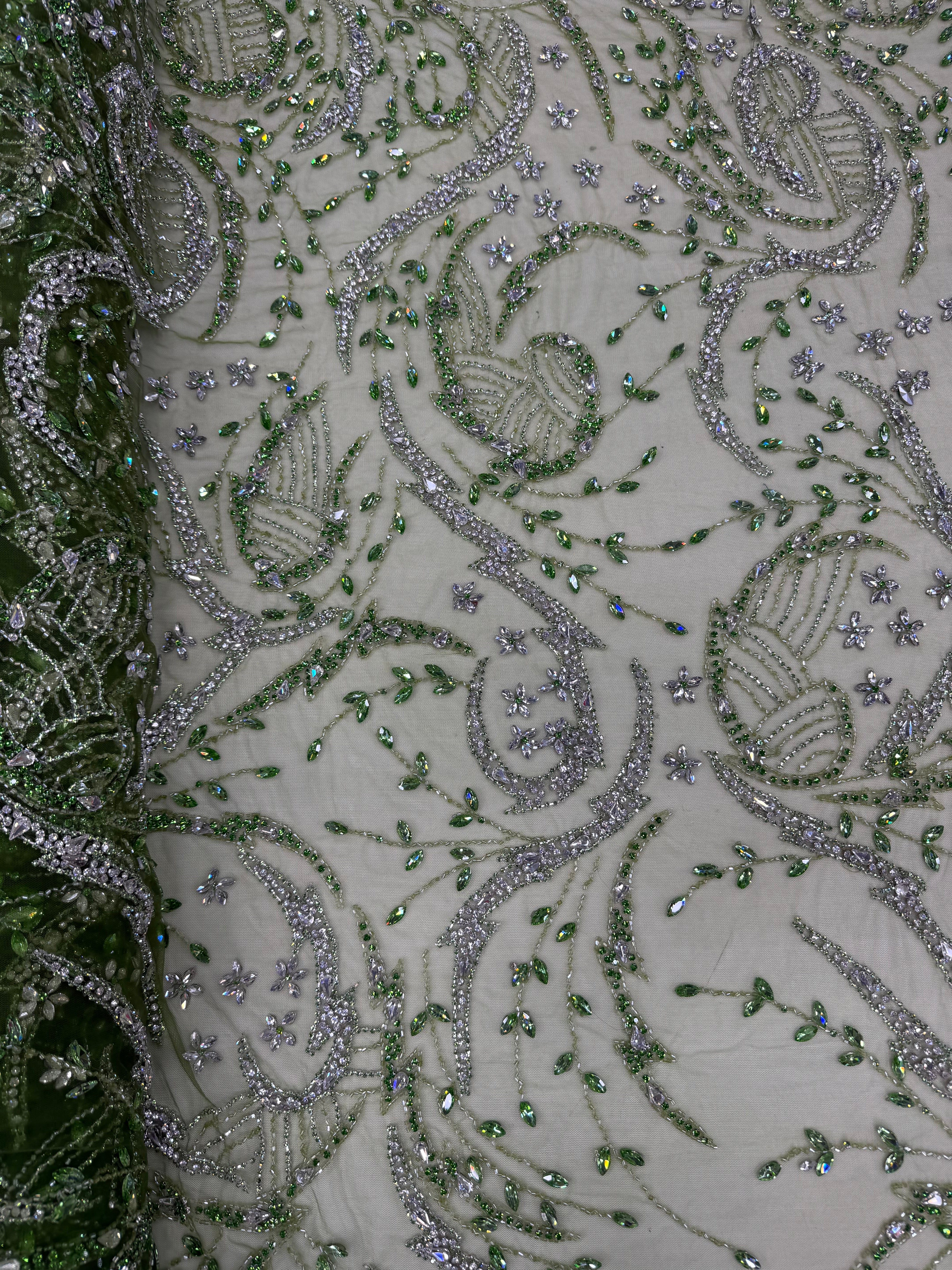 Broderie pe tul verde Model J1 3441, latime 140 cm, cu cristale, margele si aplicatii premium