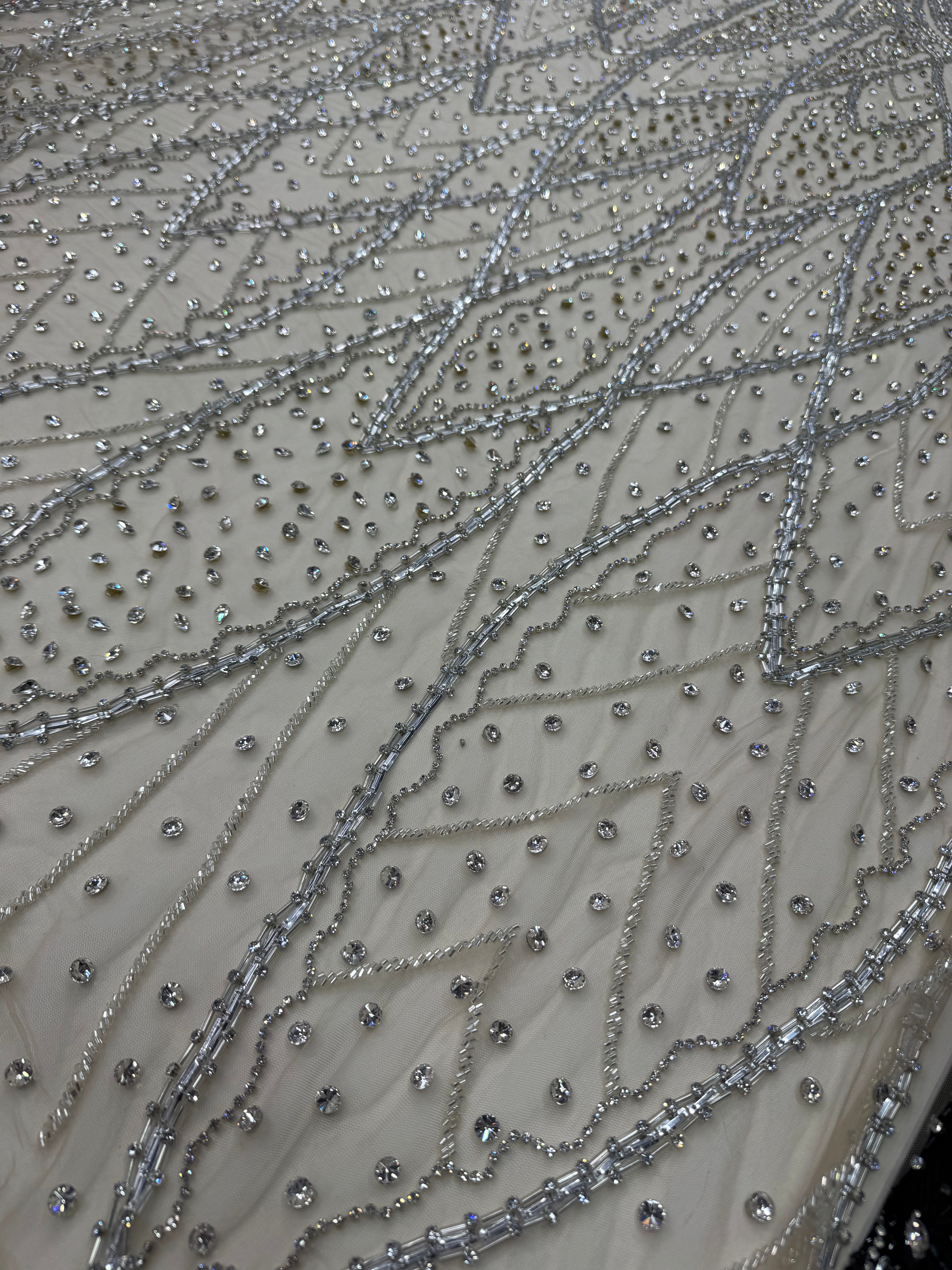 Broderie premium pe tul Model SJT1369, latime 140 cm, cu cristale si margele argintii