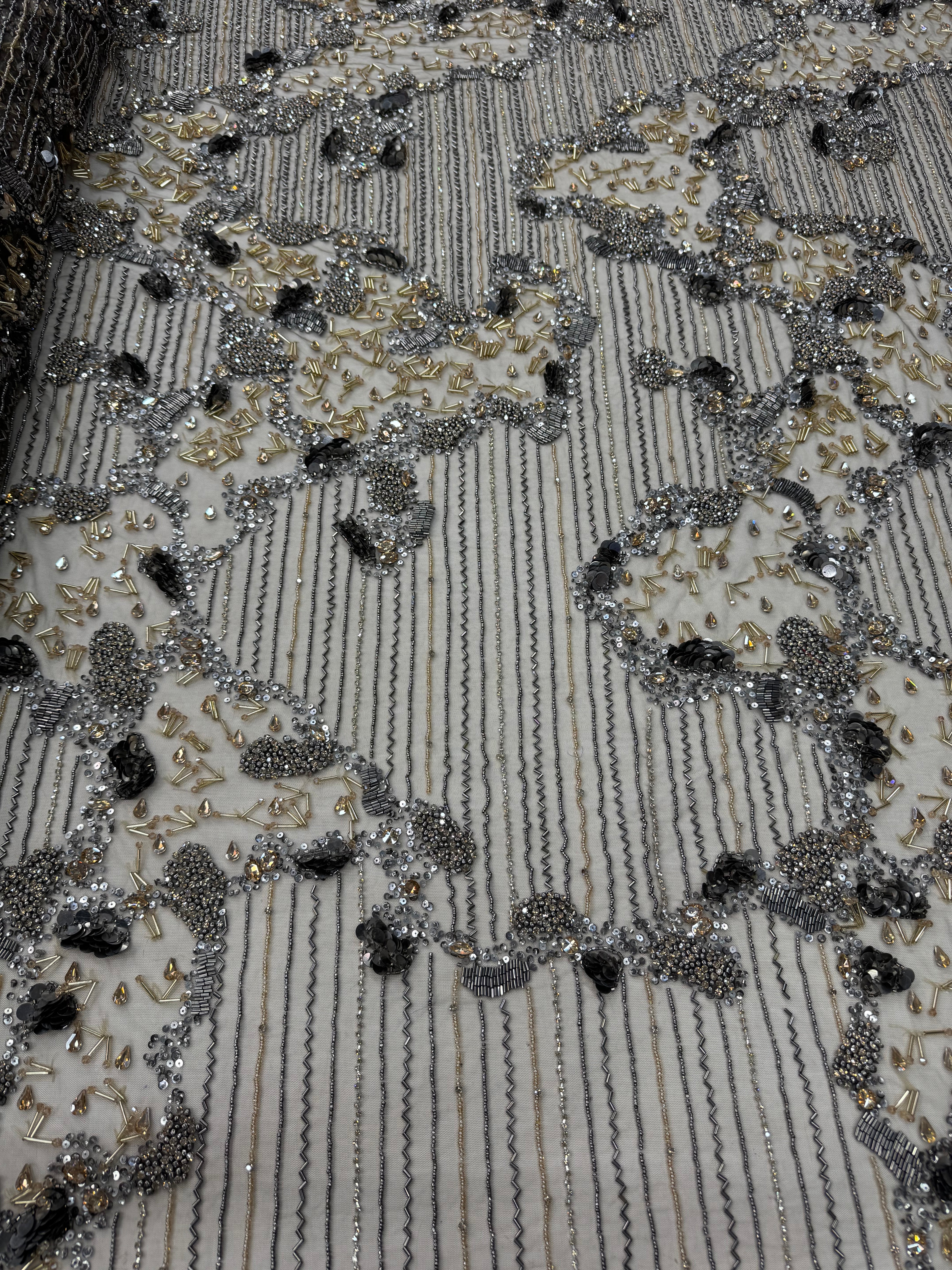 Broderie premium pe tul gri Model SJT 1380, 140 cm, cu margele, paiete și cristale – Design Luxury Couture