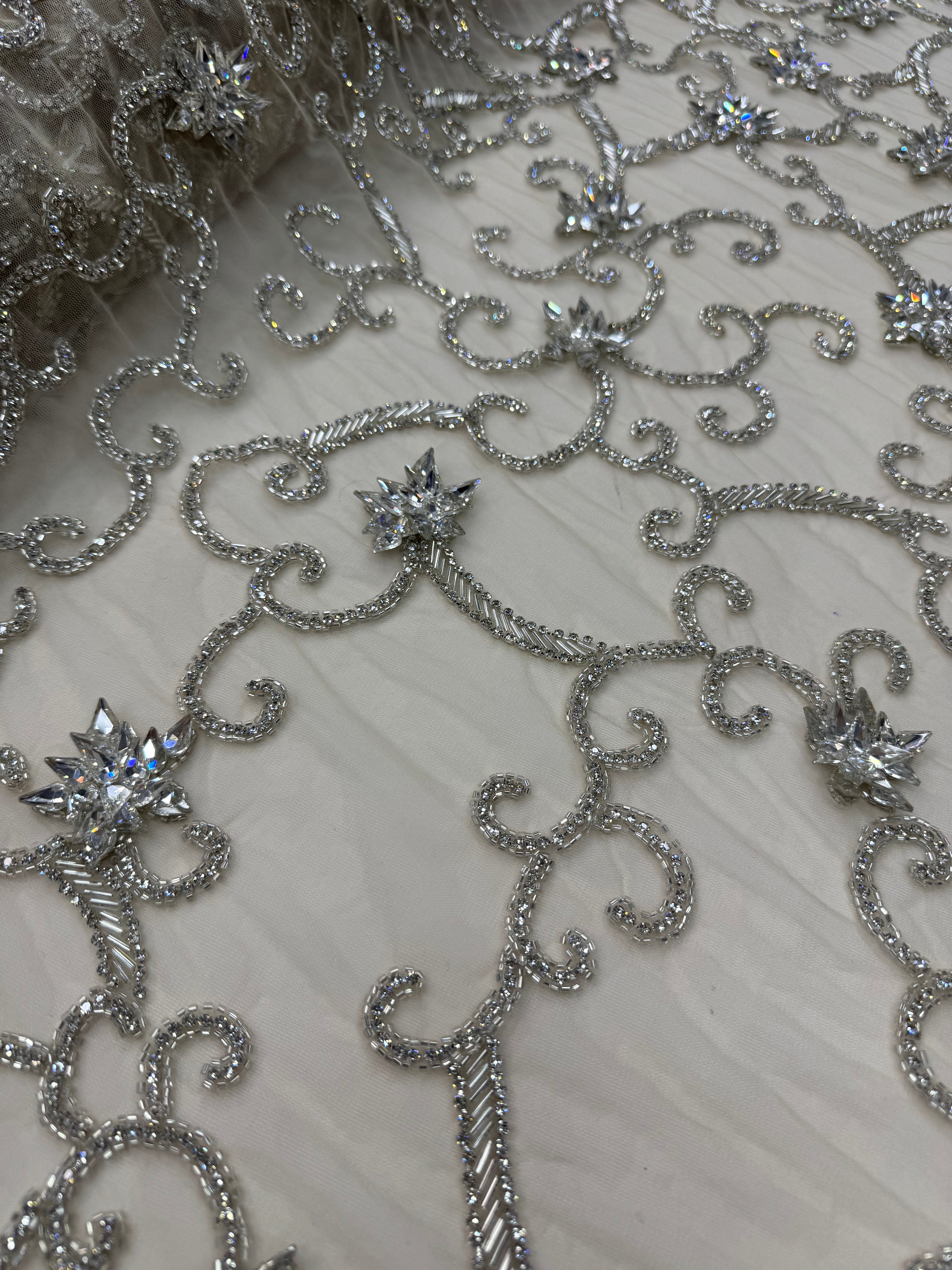 Broderie premium pe tul ivoire Model AI588, 140 cm, cu cristale si margele argintii/aurii – Design Luxury Couture/la metru