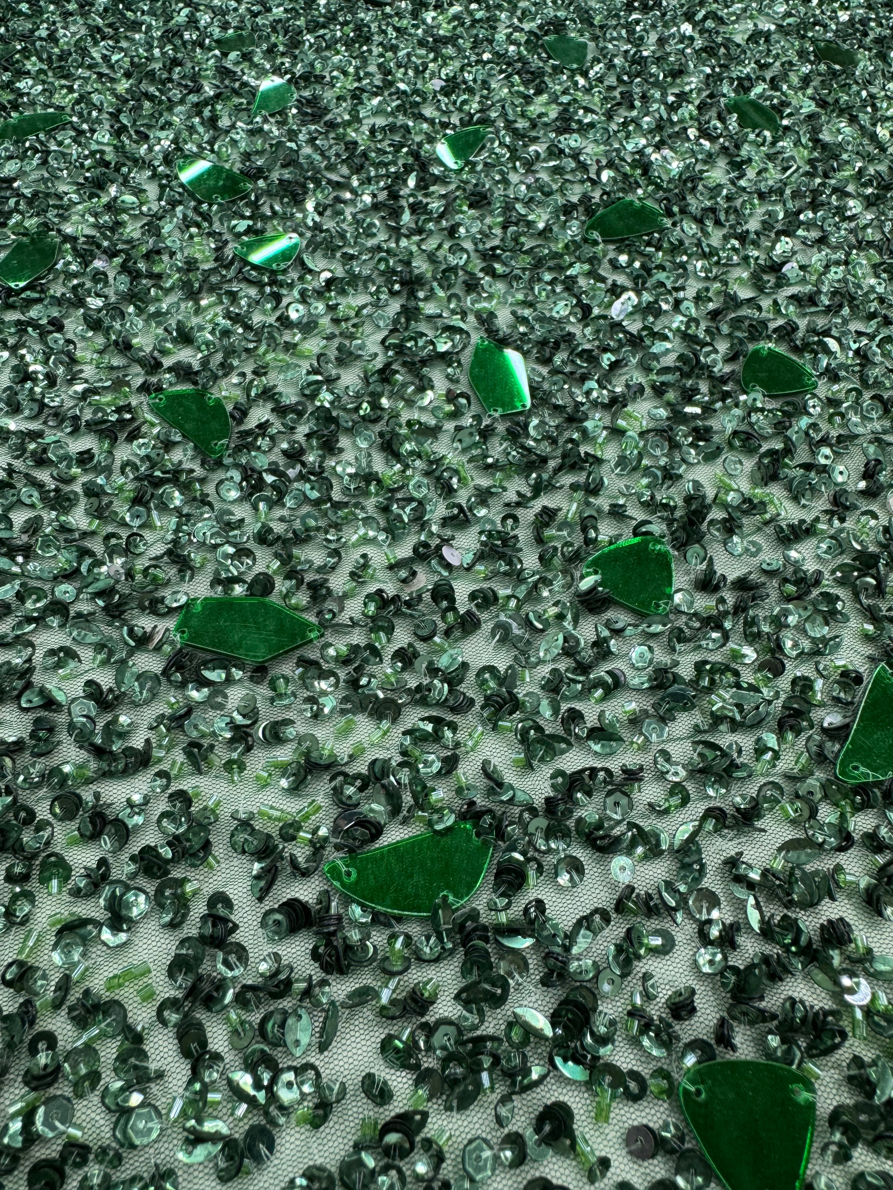 Broderie stralucitoare verde cu paiete pentru rochii spectaculoase Model STR100 – 140 cm/la metru