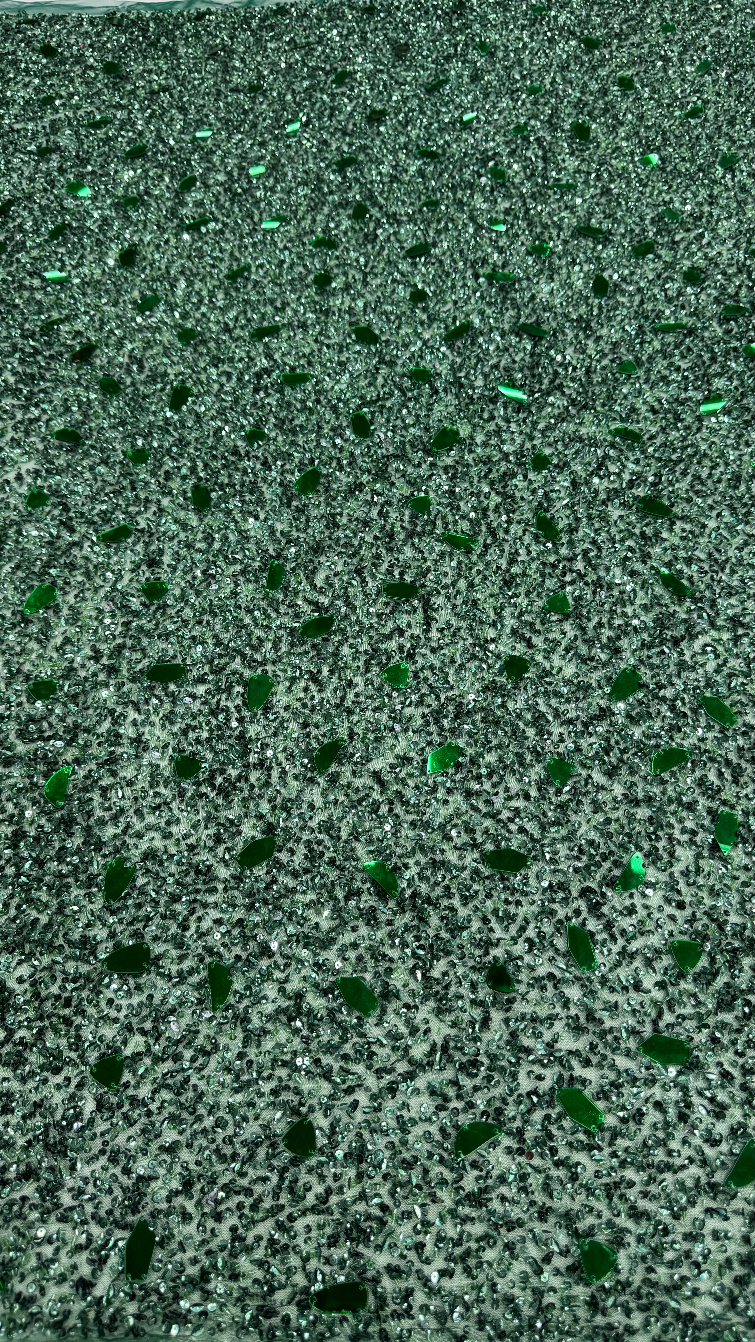 Broderie stralucitoare verde cu paiete pentru rochii spectaculoase Model STR100 – 140 cm/la metru