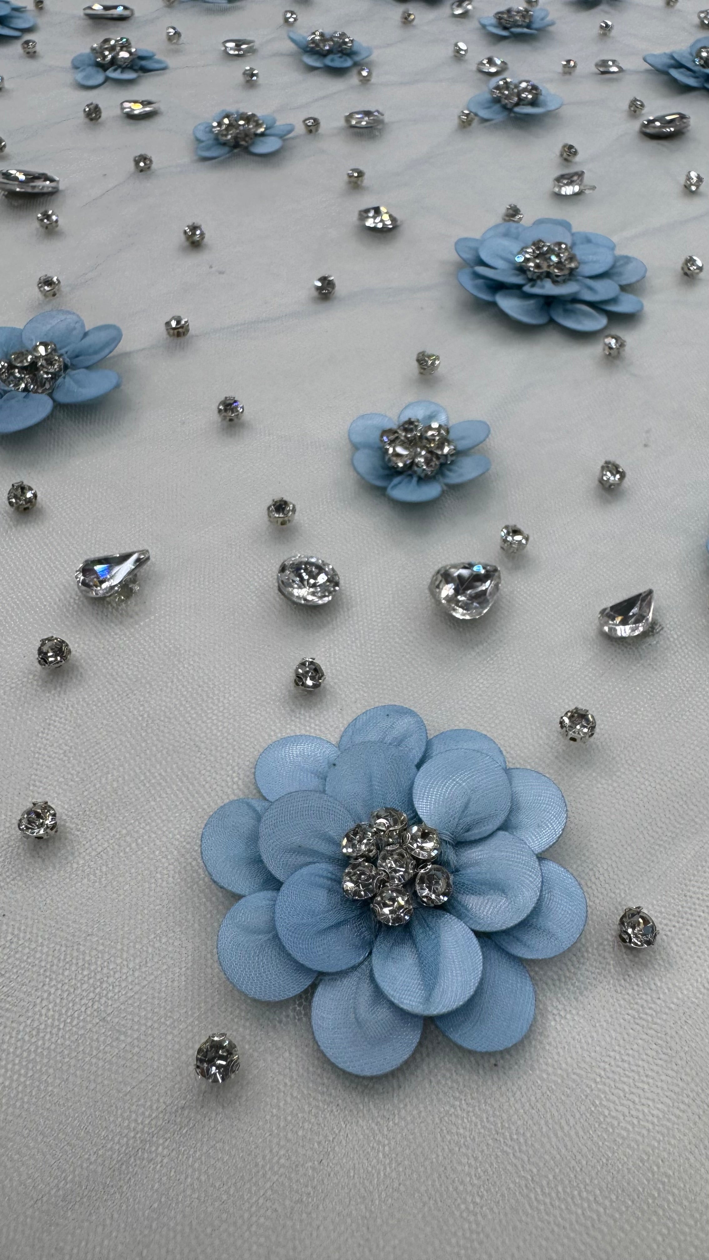 Broderie Luxury 3D pe tul nude cu flori baby blue și cristale premium – Model K2213, 140 cm/la metru
