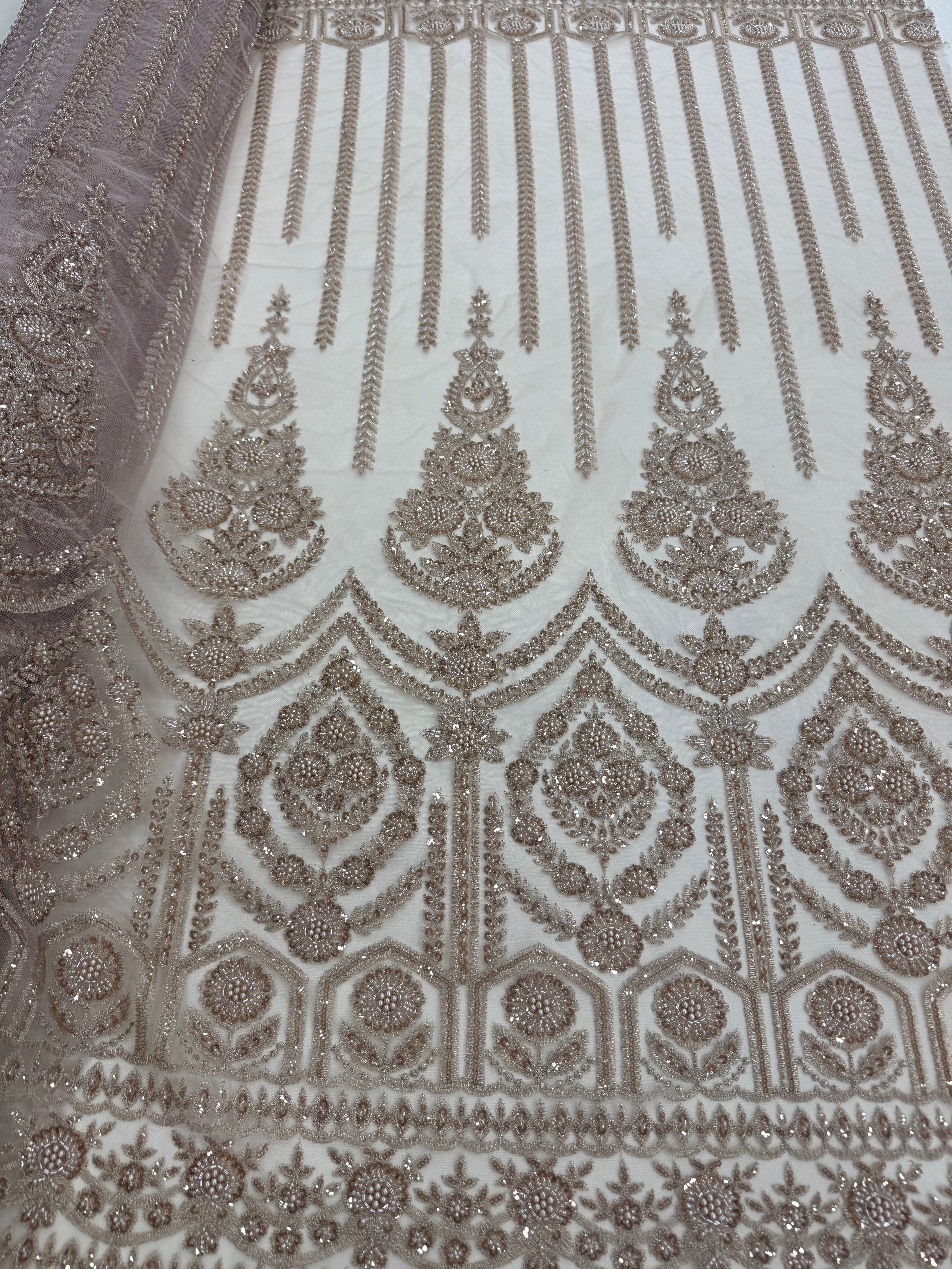 Broderie cu paiete pe tul 140 cm latime - material premium pentru rochii de seara si ocazie