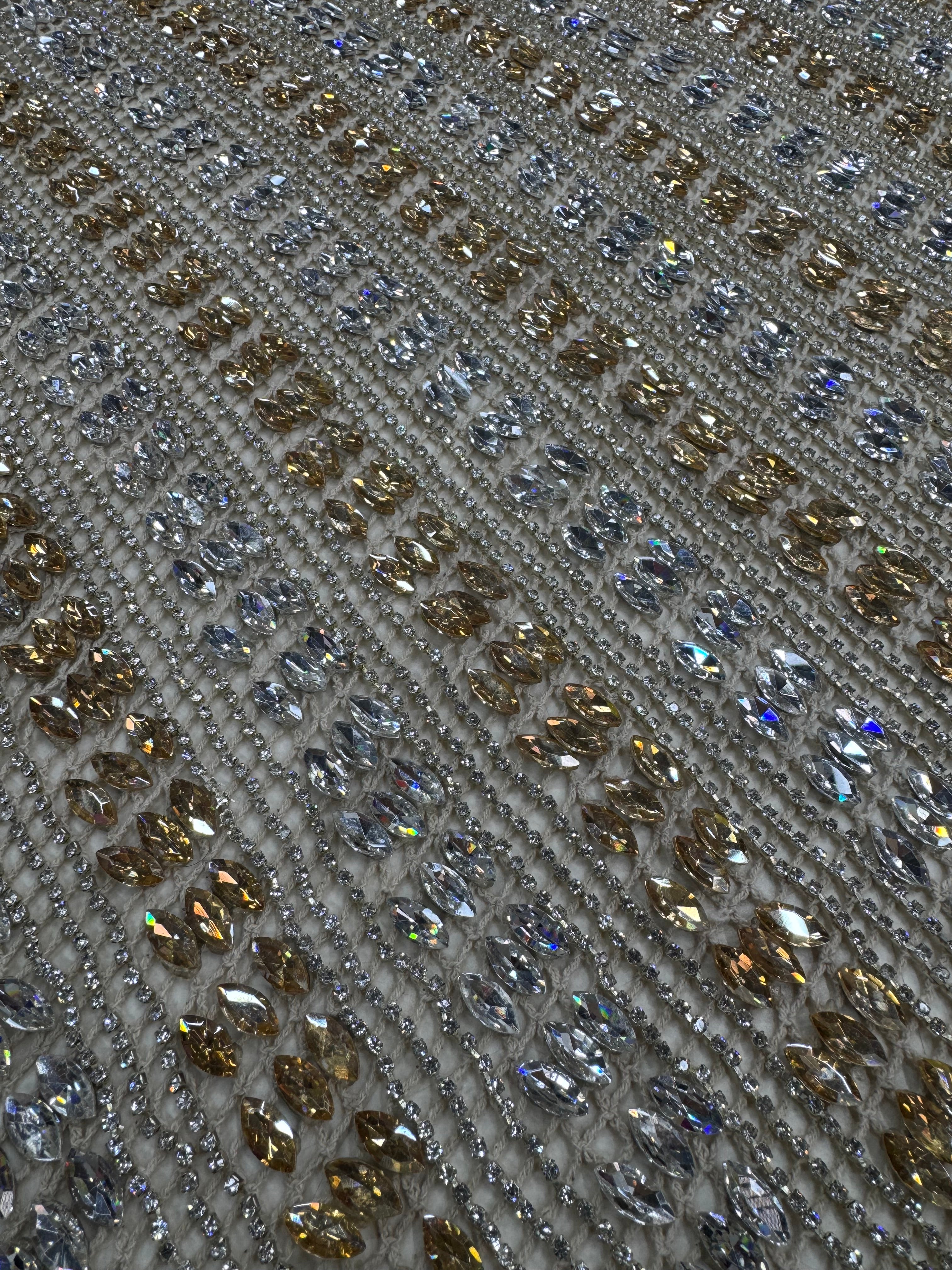 Broderie Luxury cu cristale si paiete aurii si argintii pe plasa – 140 cm/la metru, Model FL354