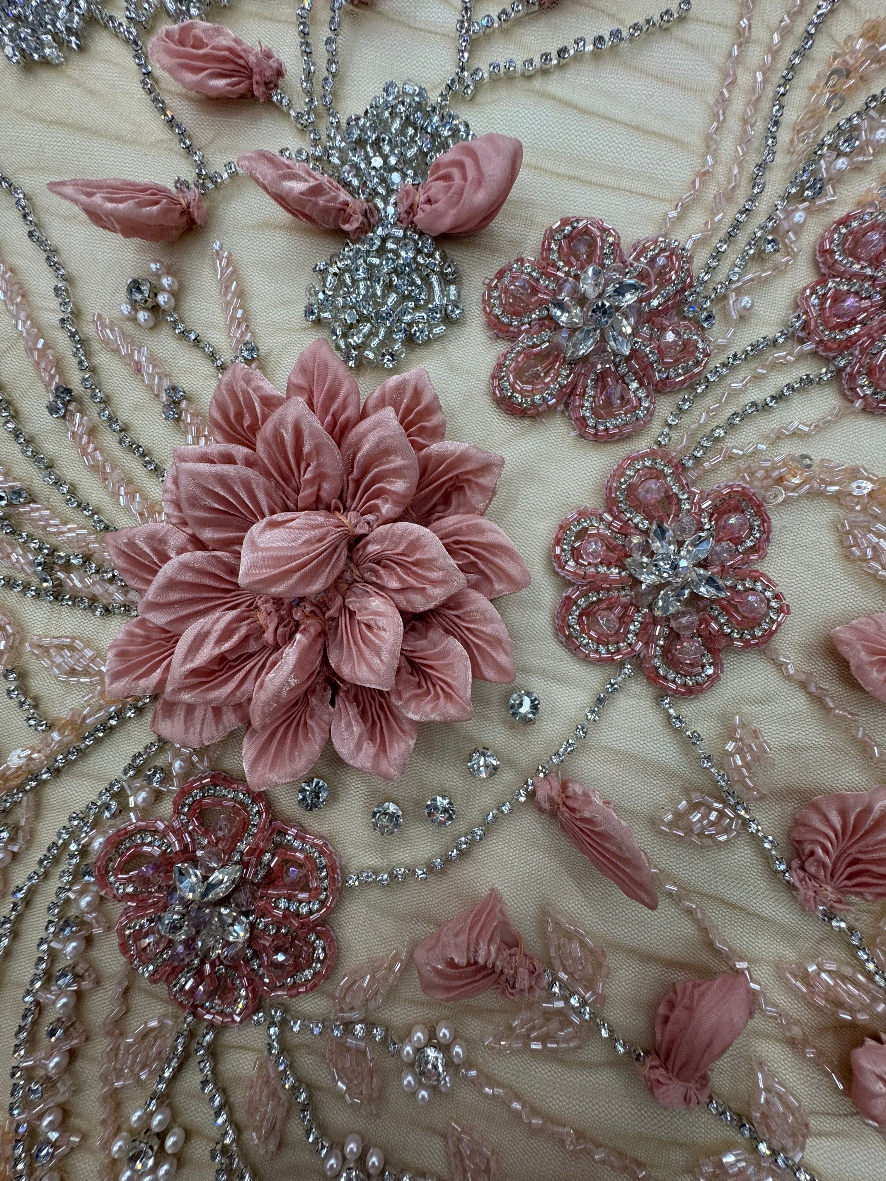 Broderie florala pe tulle bej cu flori 3D, margele si cristale – Model J1 3432 140 cm/la metru