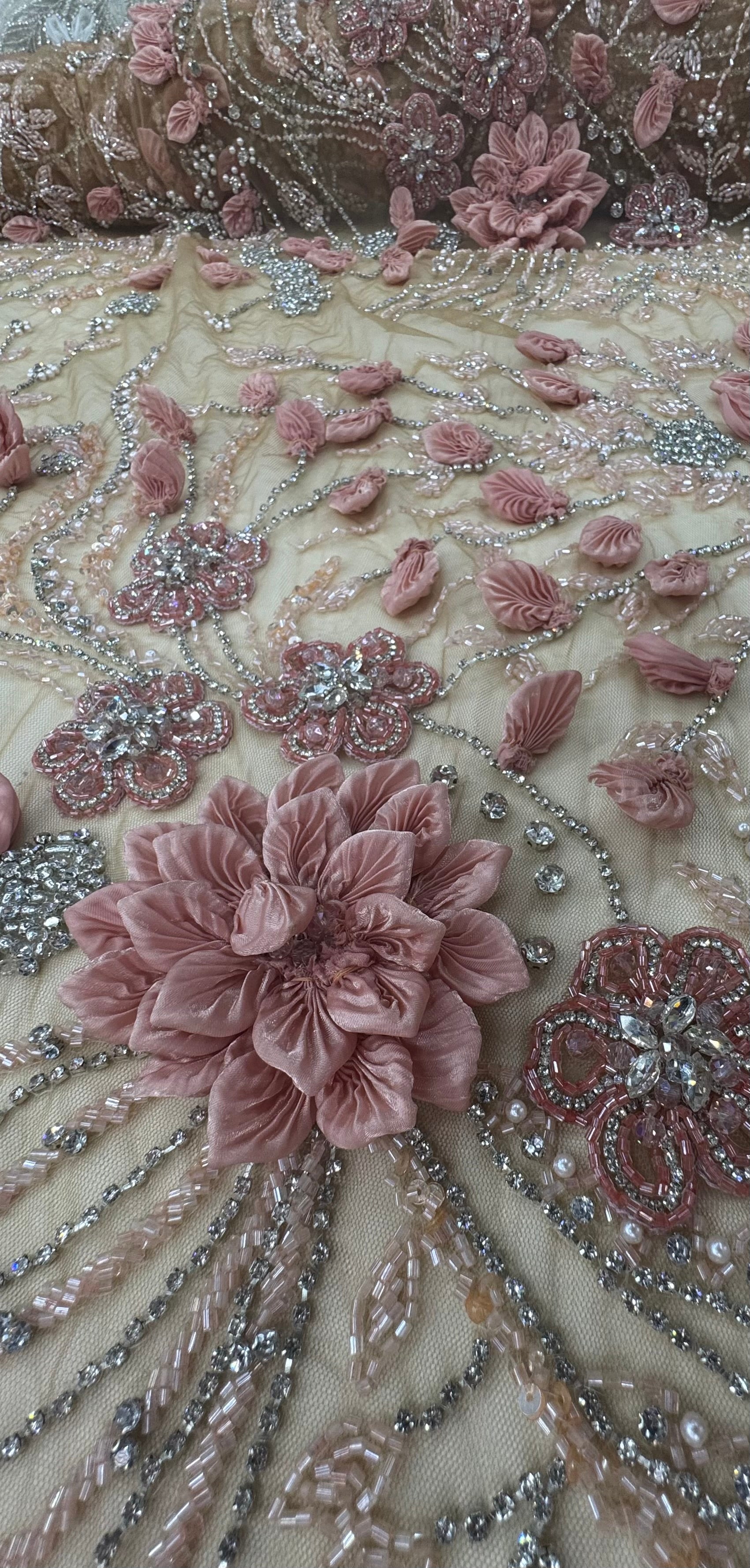 Broderie florala pe tulle bej cu flori 3D, margele si cristale – Model J1 3432 140 cm/la metru