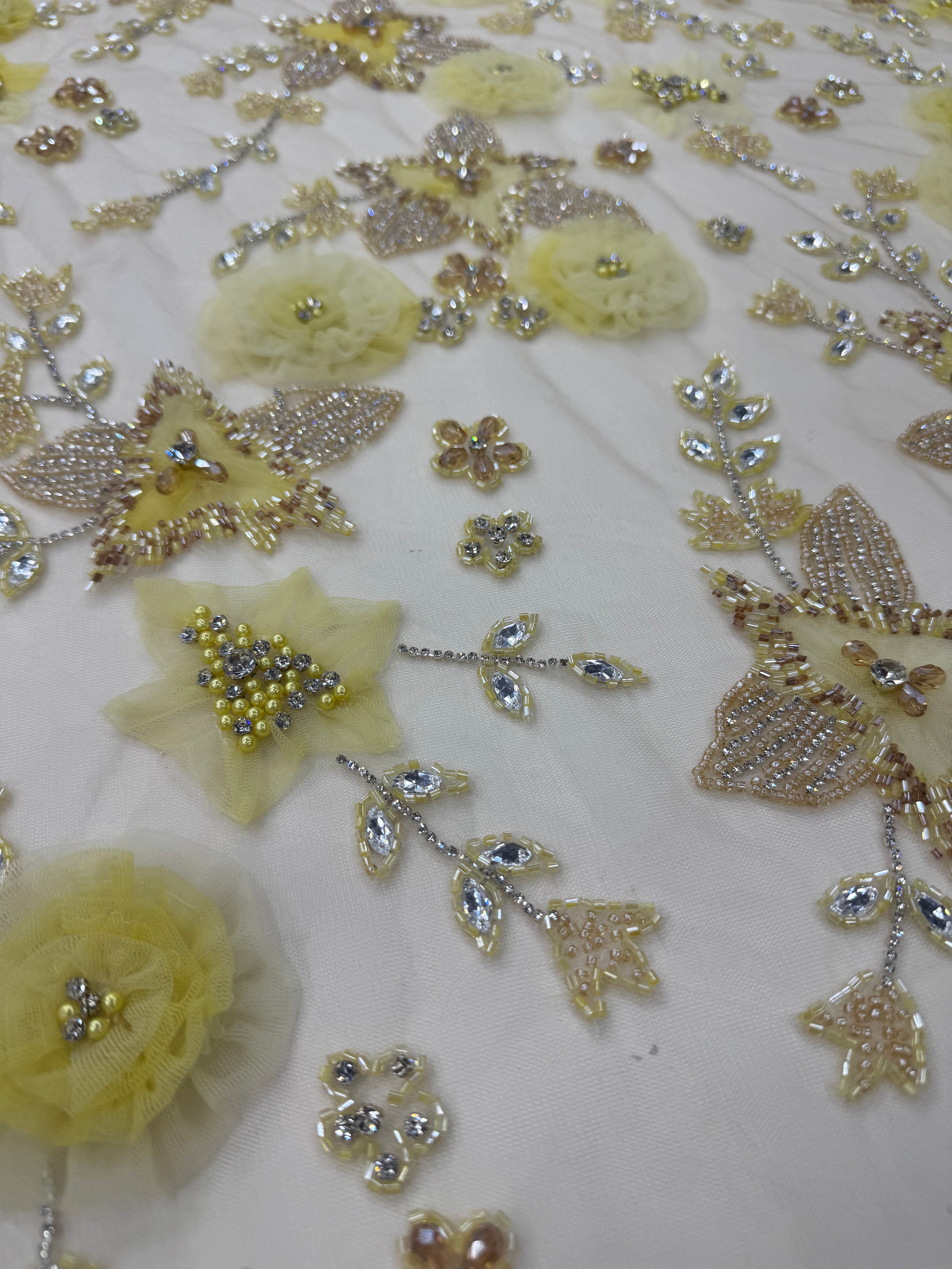 Broderie 3D cu Flori si Aplicatii Stralucitoare – Galben Pal si Auriu Model K2036 140 cm\la metru