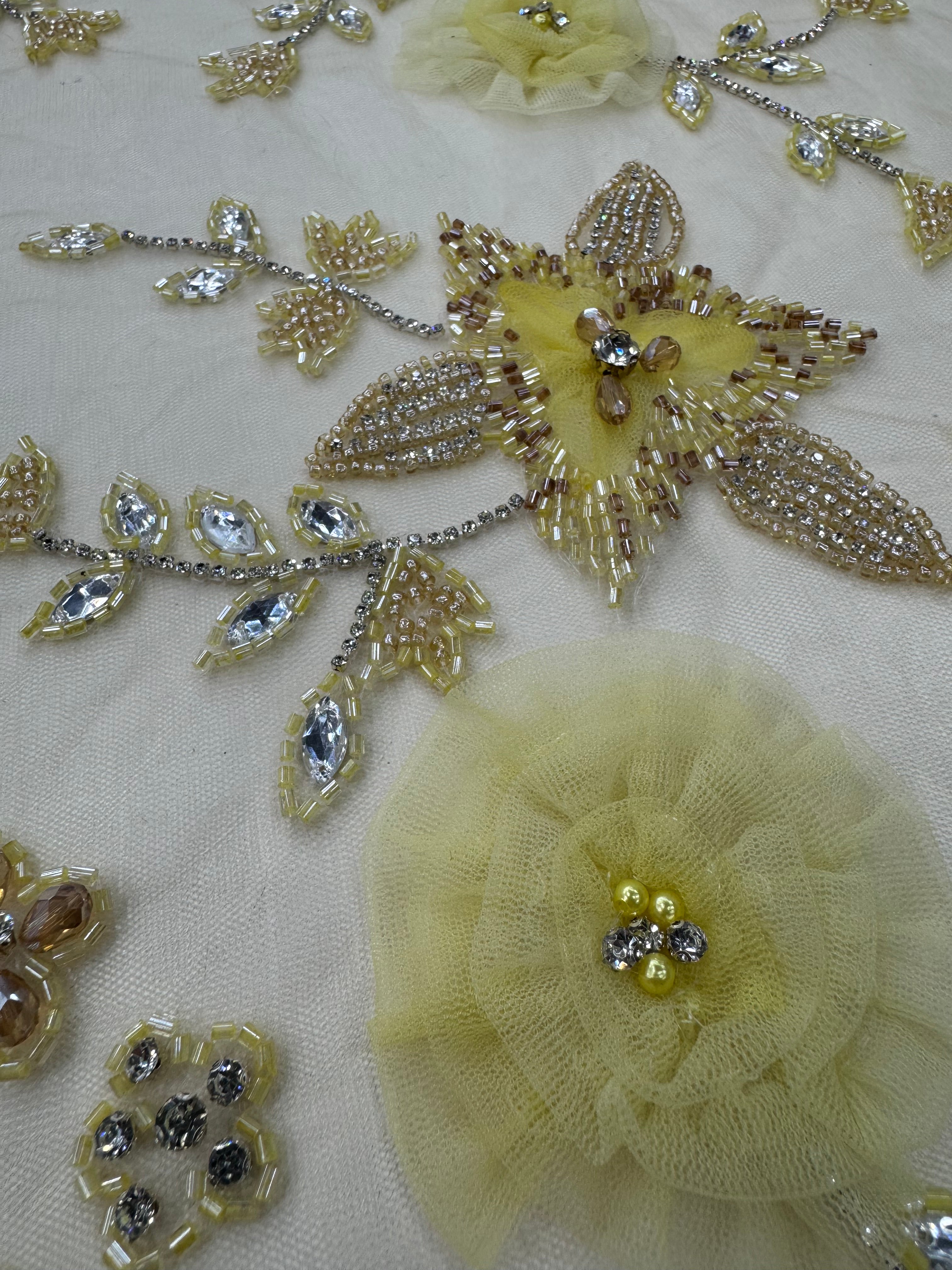 Broderie 3D cu Flori si Aplicatii Stralucitoare – Galben Pal si Auriu Model K2036 140 cm\la metru