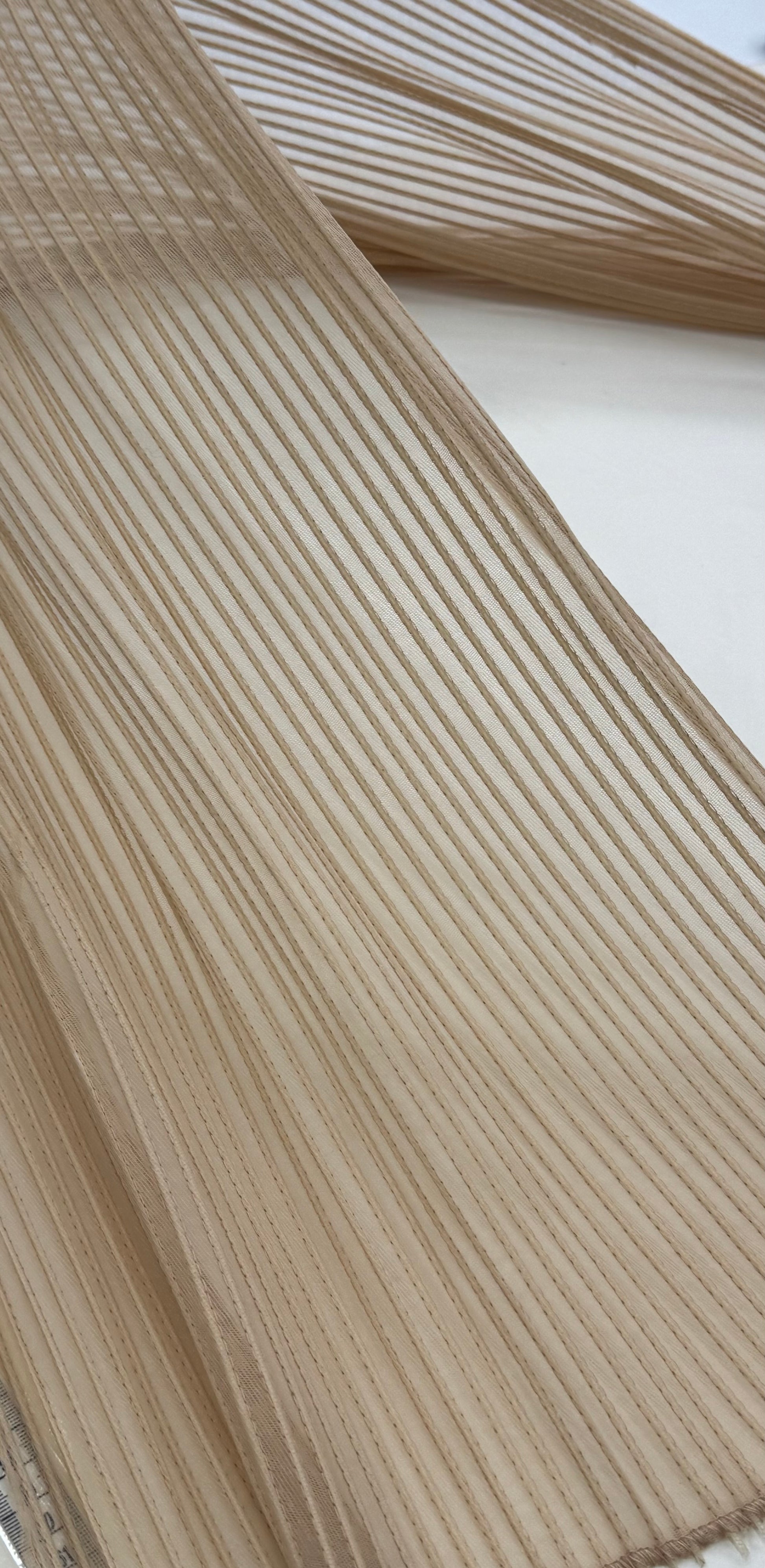 Material Textil Plisat Rigid cu Textura Groasa si Volane Decorative 50 cm *145 cm