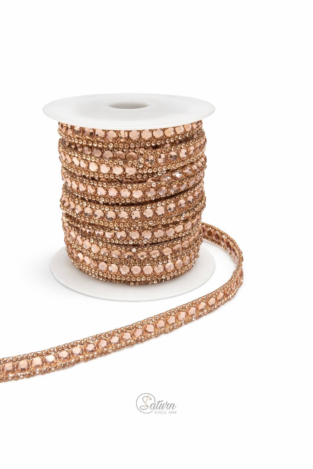 Strasuri autoadezive la metru 1,5 cm – banda decorativa cu cristale pentru haine si accesorii