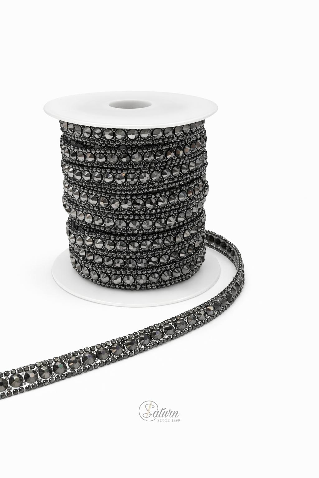 Strasuri autoadezive la metru 1,5 cm – banda decorativa cu cristale pentru haine si accesorii