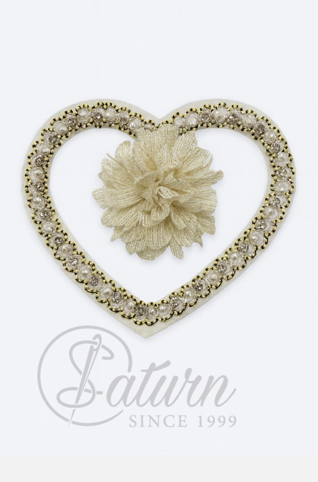 Aplicatie de cusut inima cu perlute si floare textila – decor elegant (17,5 × 15 cm)