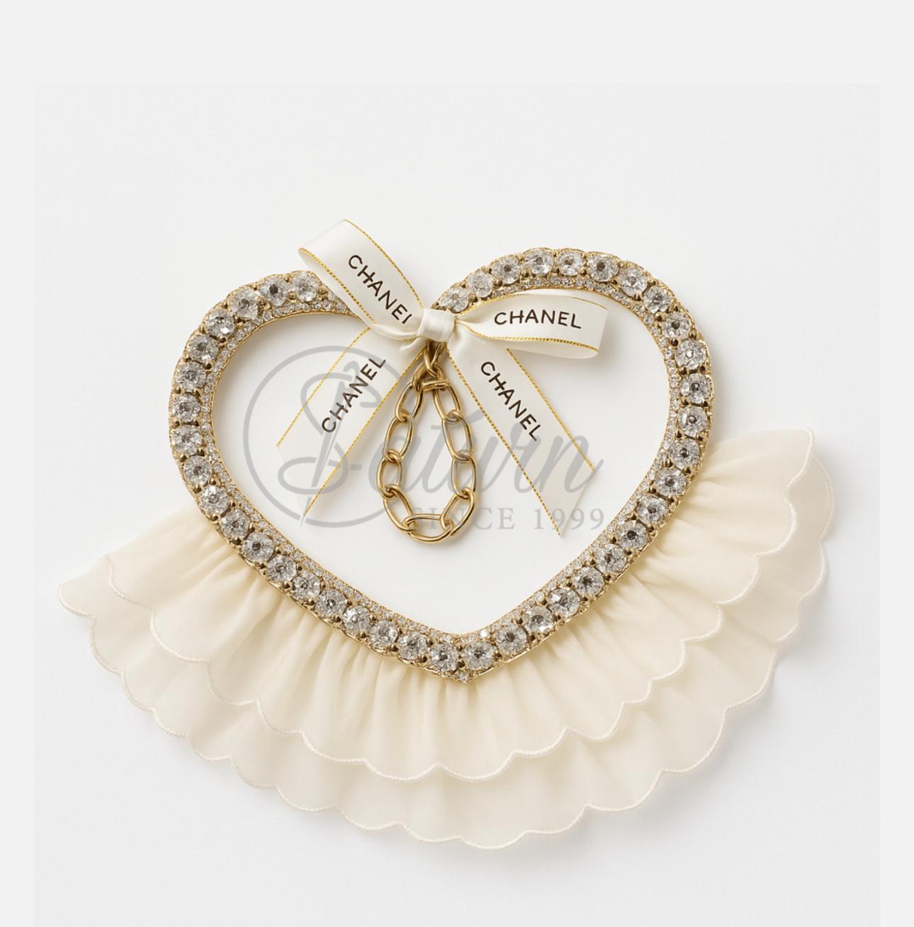 Aplicatie de cusut inima Chanel cu cristale, fundita crem și volan din voal – 19 × 19 cm