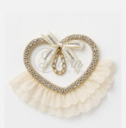 Aplicatie de cusut inima Chanel cu cristale, fundita crem și volan din voal – 19 × 19 cm