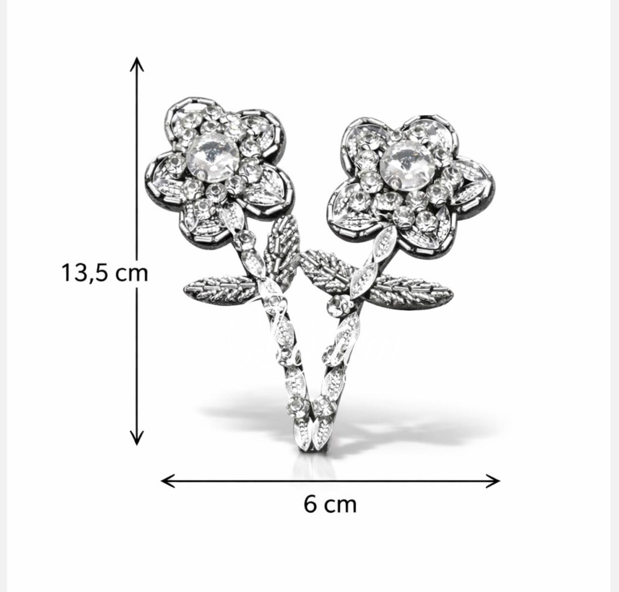 Aplicatie decorativa de cusut cu flori din cristale argintii – 13,5 × 6 cm