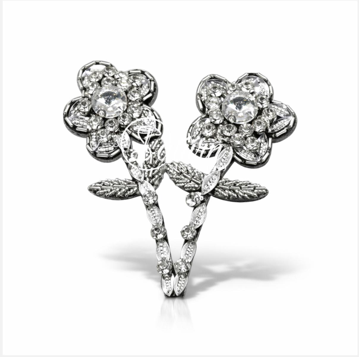 Aplicatie decorativa de cusut cu flori din cristale argintii – 13,5 × 6 cm