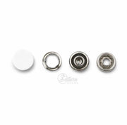 Capse Metalice Tip Bebe/Snap Pline cu capac alb/4 piese 9.5 mm Diametru Interior–1440 Perechi/Pungă–Inoxidabile (Nu Ruginesc)