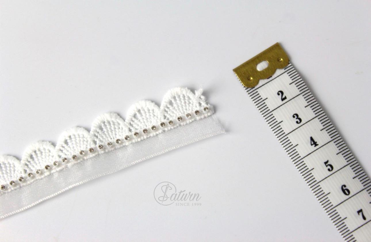 Banda Alba decorativa vipusca cu stras pe tulle alb la metru 2cm / K2910-3
