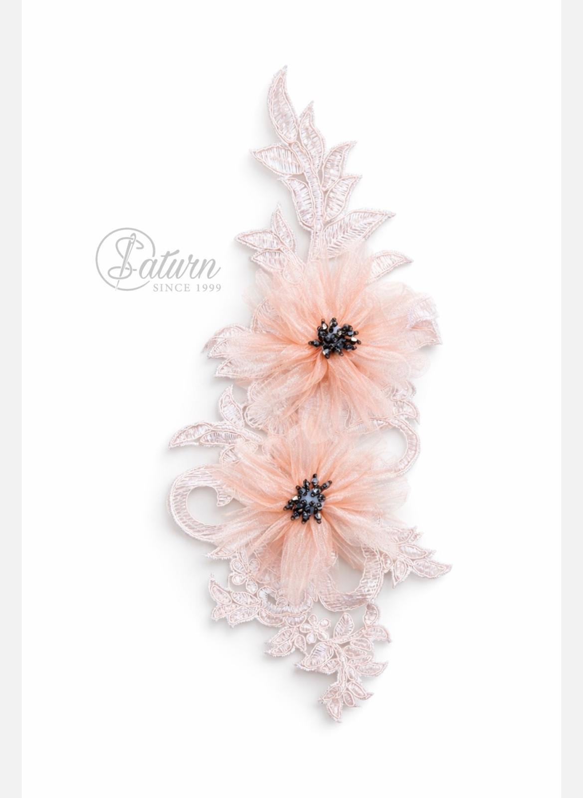 Aplicatie florala 3D cu tulle,pene si margele, 28x8 cm – decor elegant pentru rochii