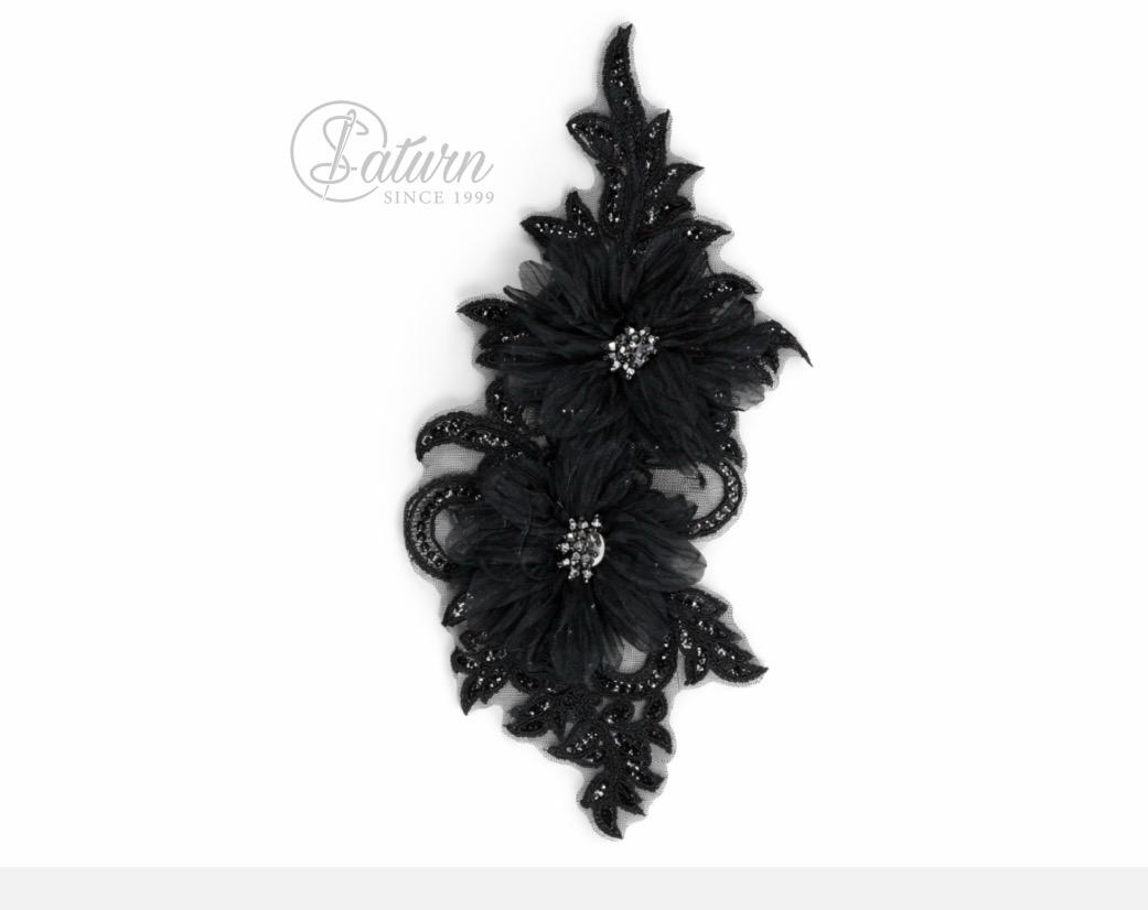 Aplicatie florala 3D cu tulle,pene si margele, 28x8 cm – decor elegant pentru rochii