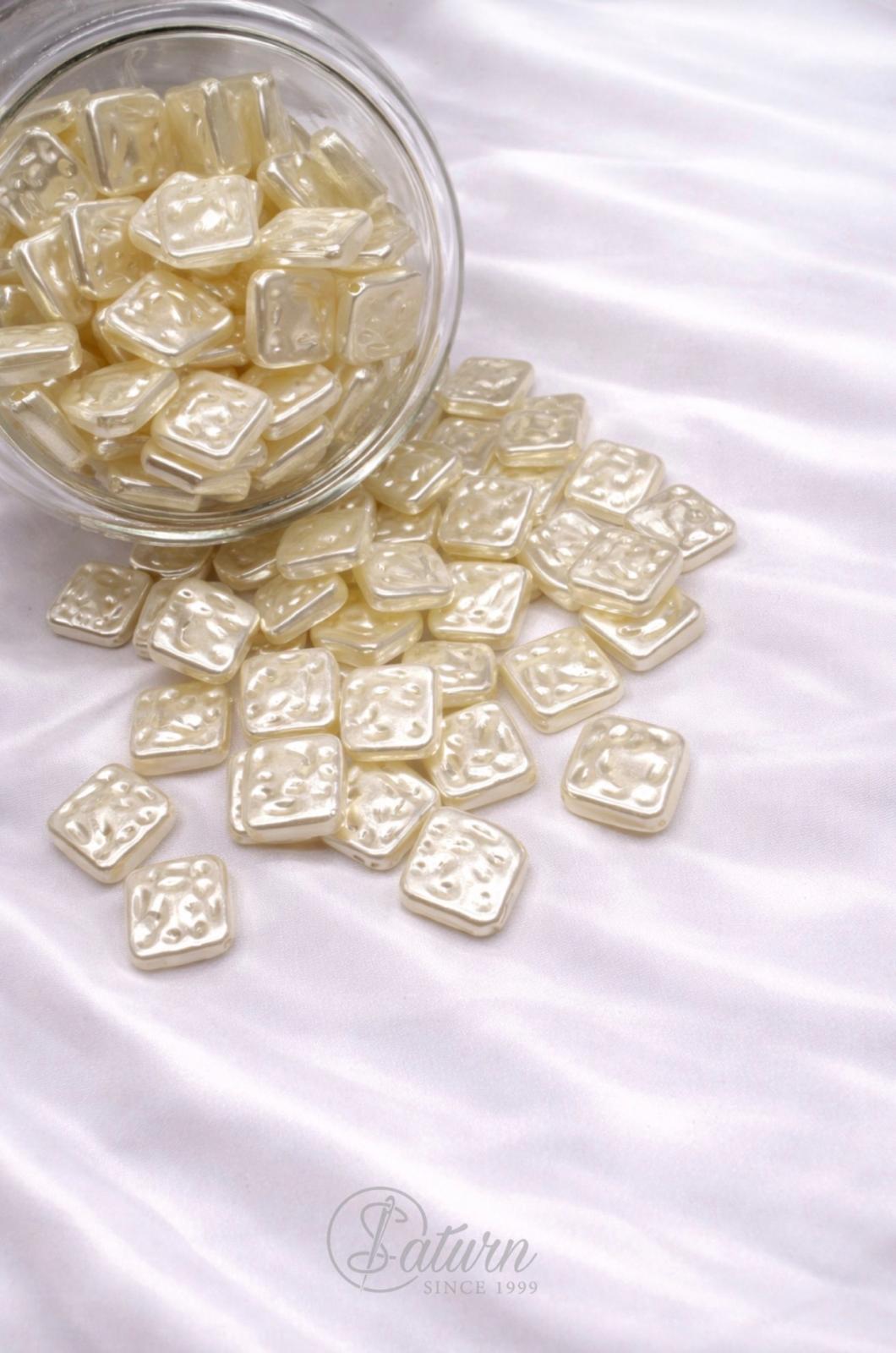Perle / margele de cusut ivoar patrate texturate pentru bijuterii si decor handmade M15
