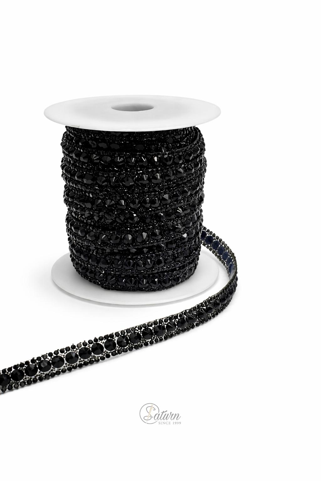 Strasuri autoadezive la metru 1,5 cm – banda decorativa cu cristale pentru haine si accesorii