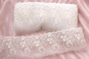 Dantela brodata  pe tulle model floral ornamental, 9 cm, rola 9 metri, banda decorativa eleganta