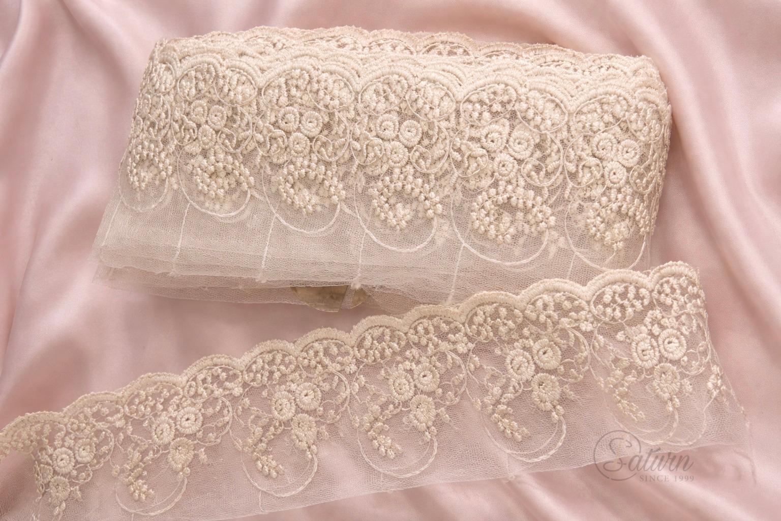 Dantela brodata  pe tulle model floral ornamental, 9 cm, rola 9 metri, banda decorativa eleganta
