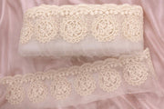 Dantela brodata pe tulle bej cu medalioane florale, 9 cm, rola 9 metri, banda decorativa eleganta