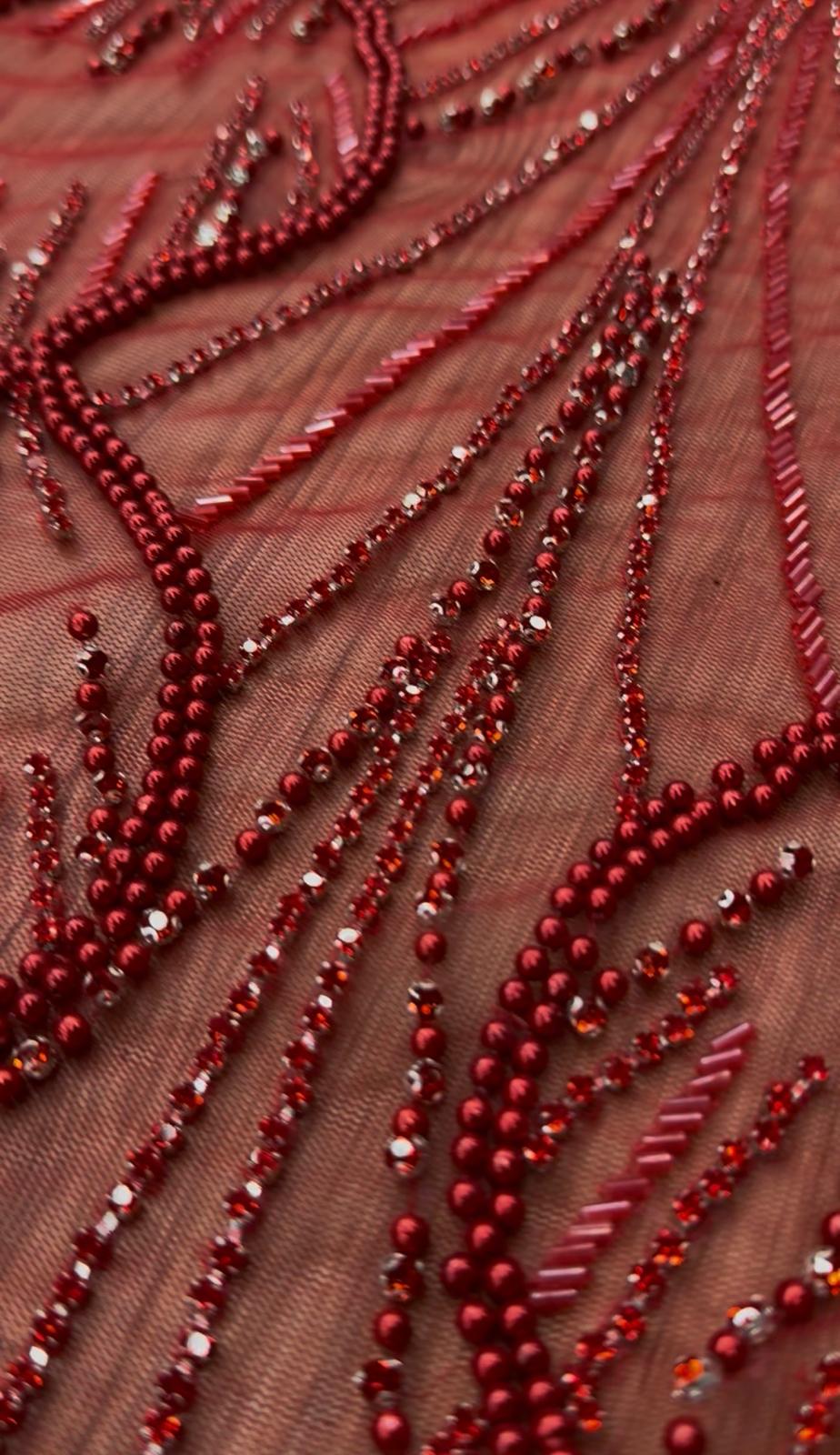 Broderie de lux rosie pe tull alb,rosu sau auriu, cu margele si cristale, 140 cm – model couture SJT1264