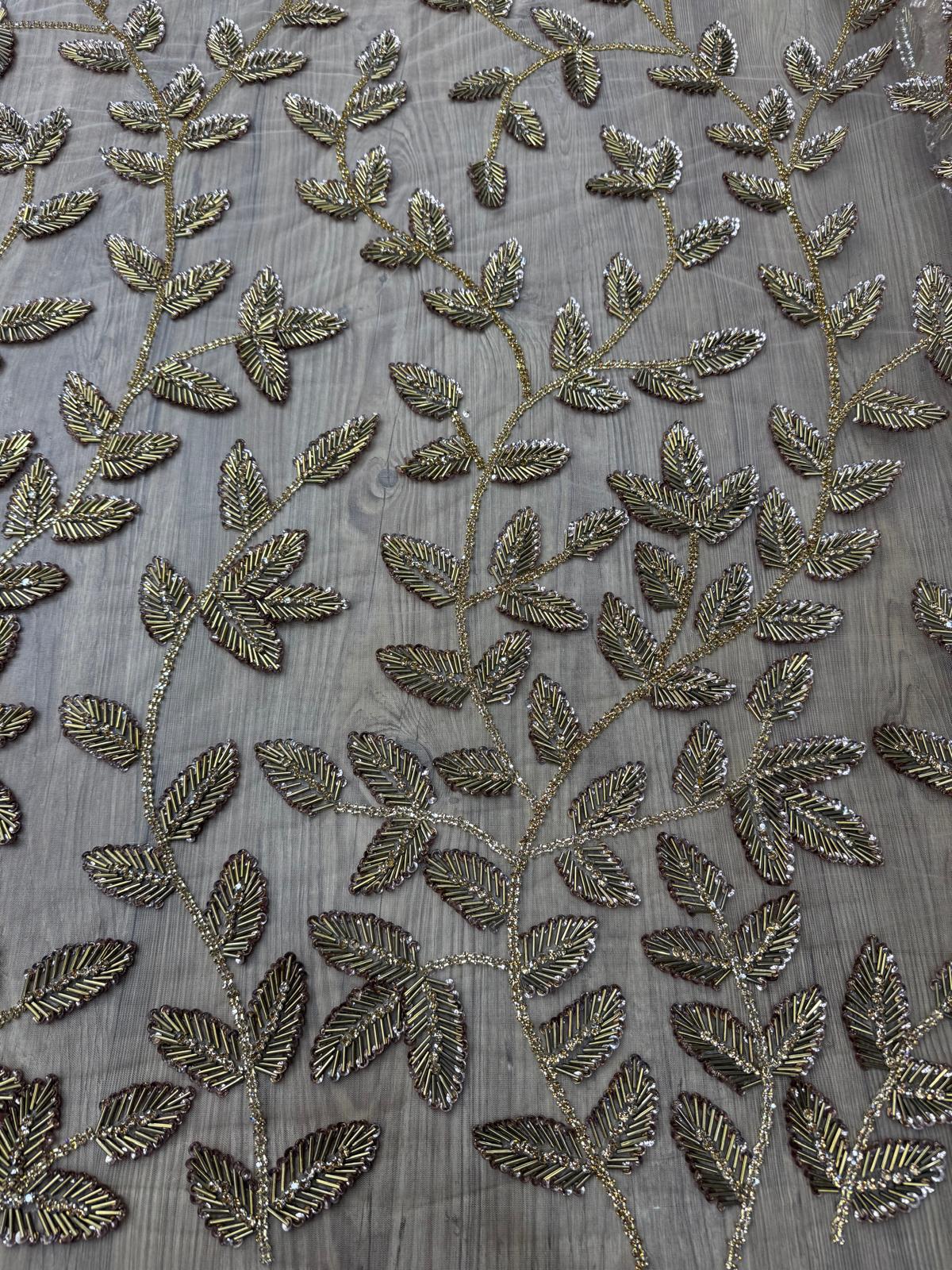Broderie de lux cu frunze aurii pe tull nude 140 cm DB1251
