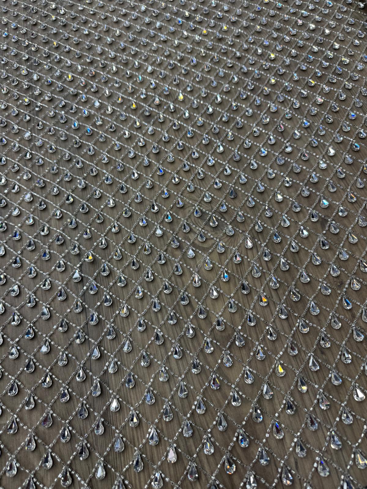 Broderie spectaculoasa cu pietre Swarovski tip lacrima pe tull nude  140 cm AB009
