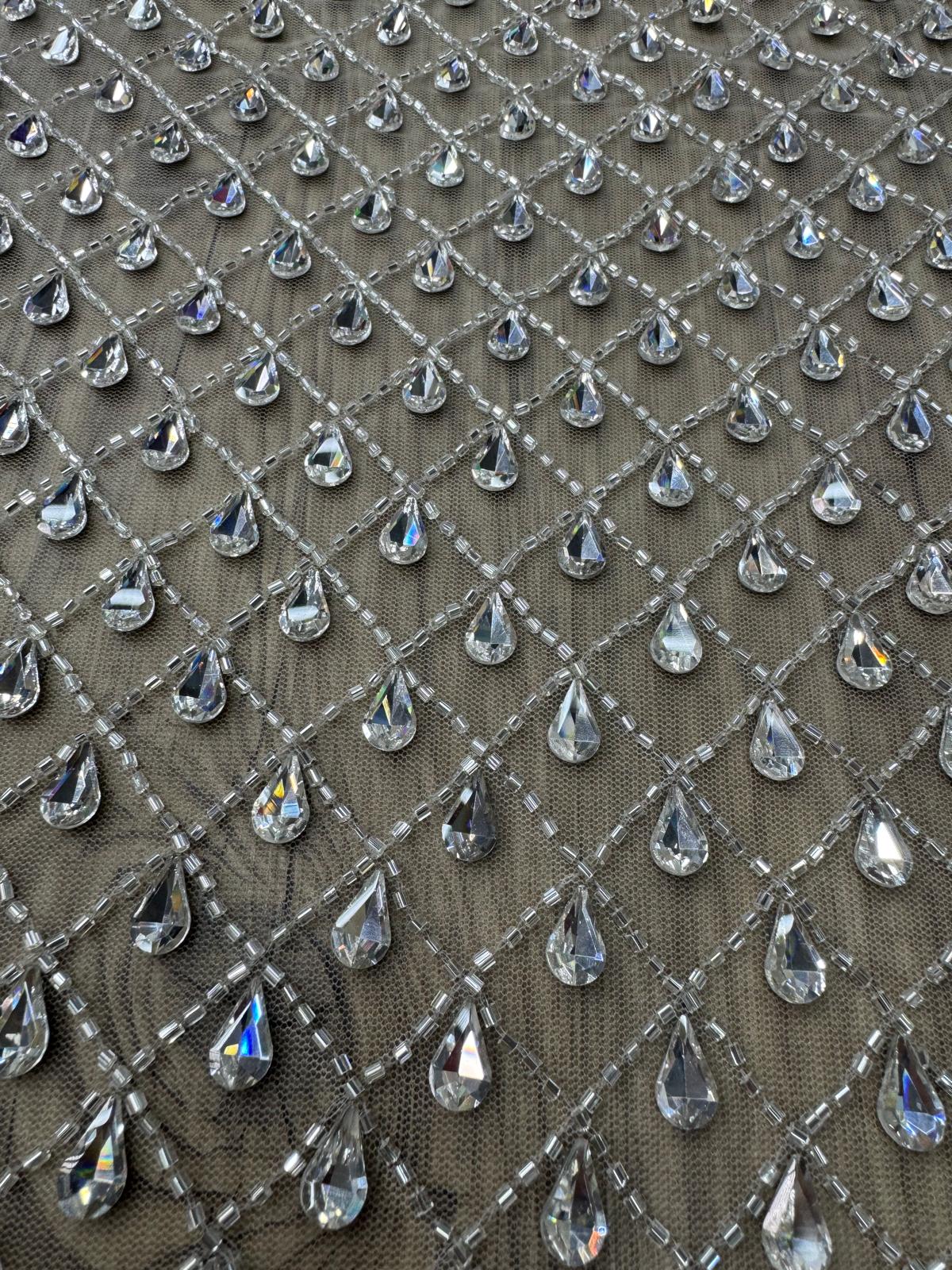 Broderie spectaculoasa cu pietre Swarovski tip lacrima pe tull nude  140 cm AB009