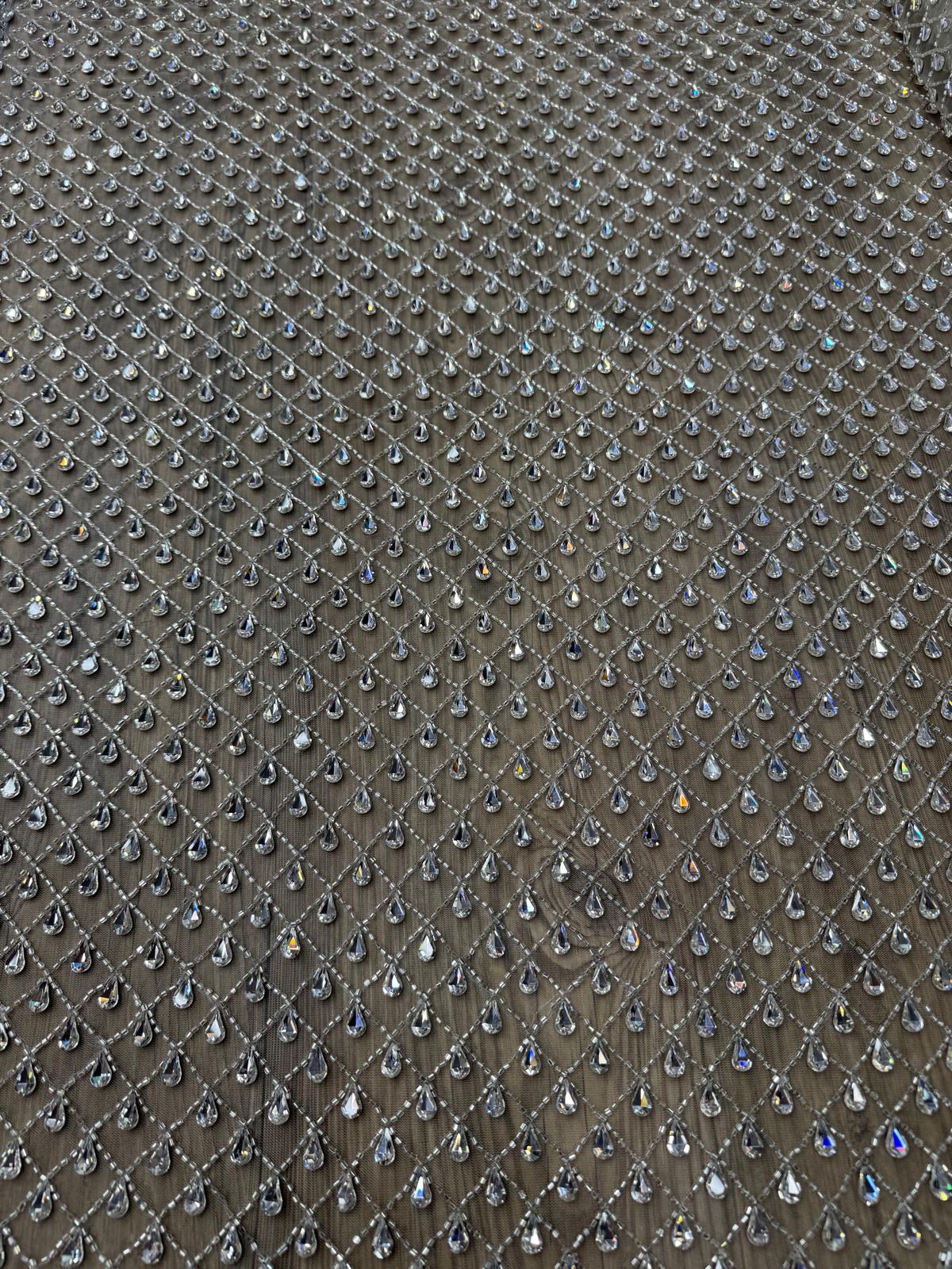 Broderie spectaculoasa cu pietre Swarovski tip lacrima pe tull nude  140 cm AB009