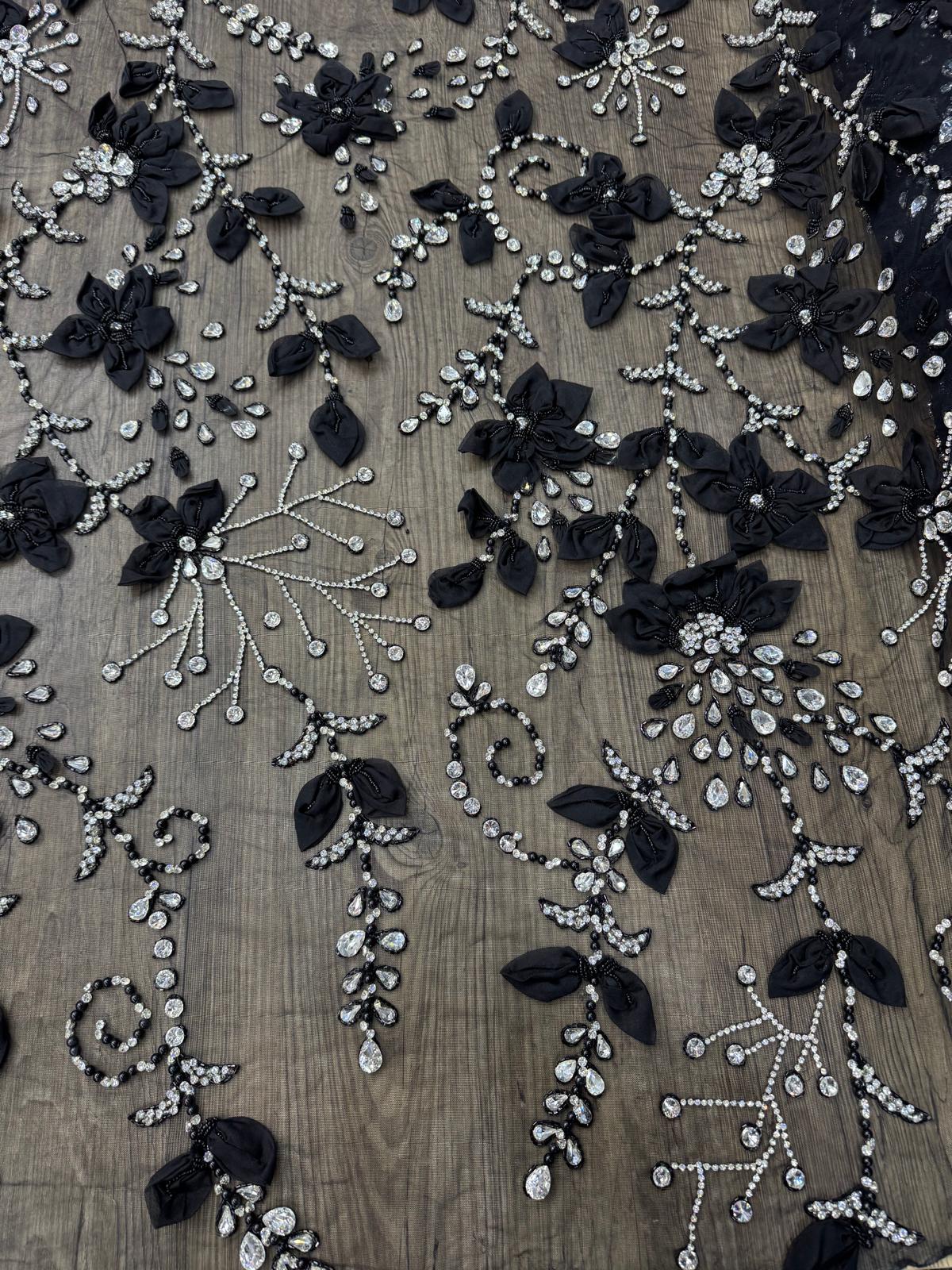 Broderie luxury pe tull negru cu flori 3D, cristale stralucitoare si aplicatii couture elegante AI544