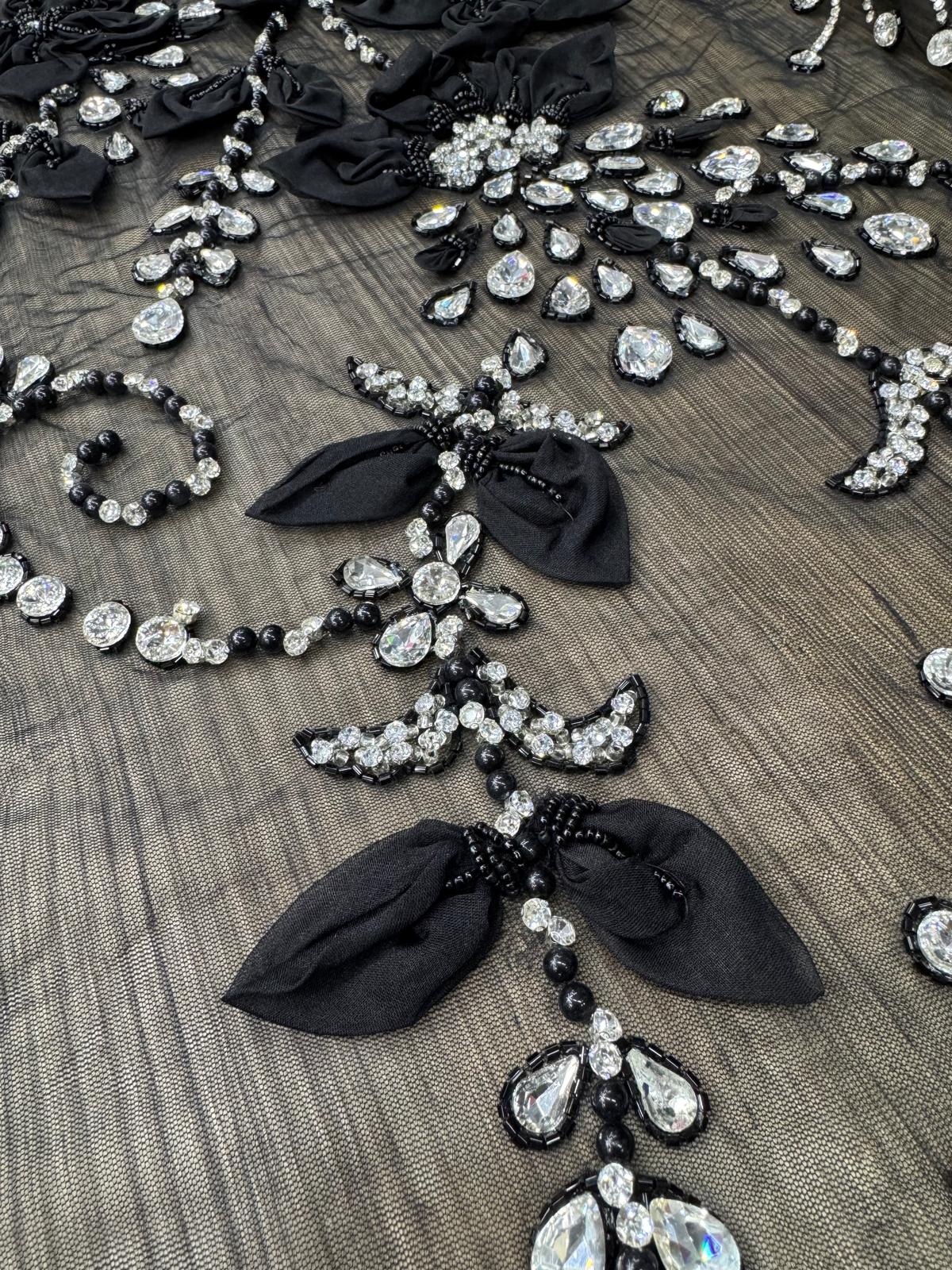 Broderie luxury pe tull negru cu flori 3D, cristale stralucitoare si aplicatii couture elegante AI544