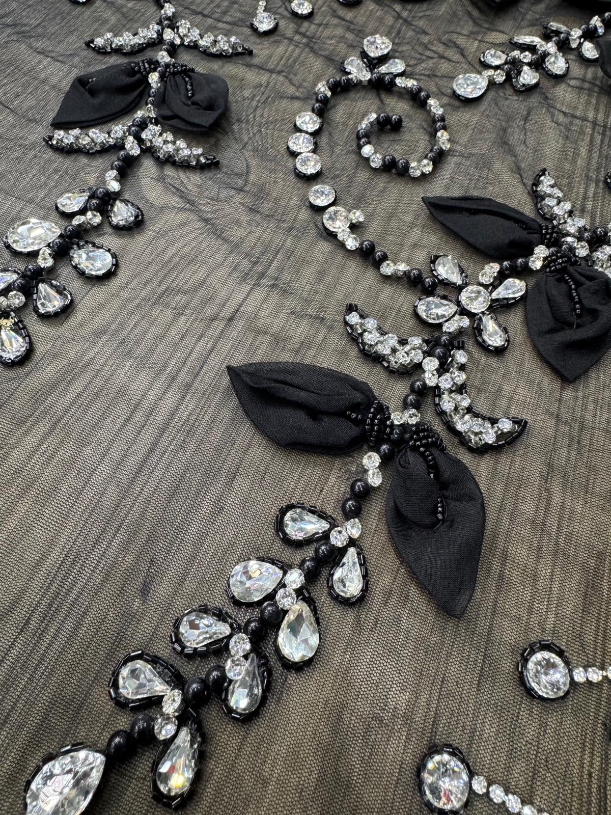 Broderie luxury pe tull negru cu flori 3D, cristale stralucitoare si aplicatii couture elegante AI544