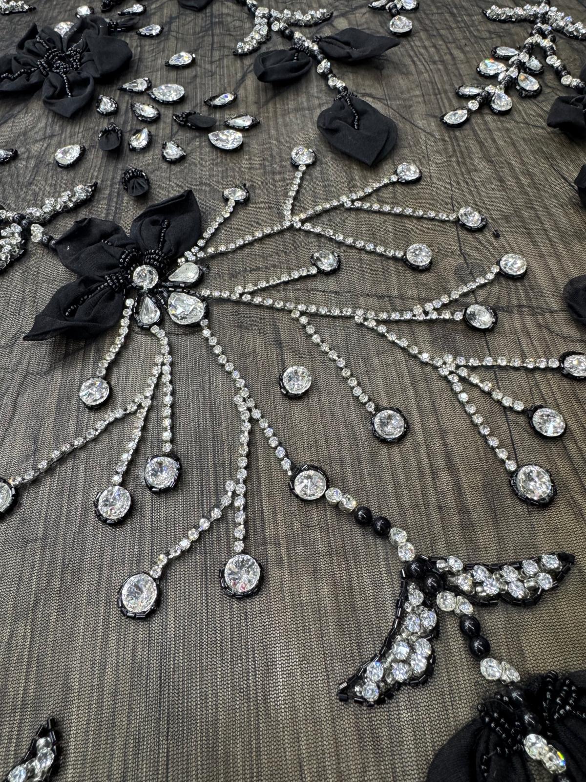 Broderie luxury pe tull negru cu flori 3D, cristale stralucitoare si aplicatii couture elegante AI544