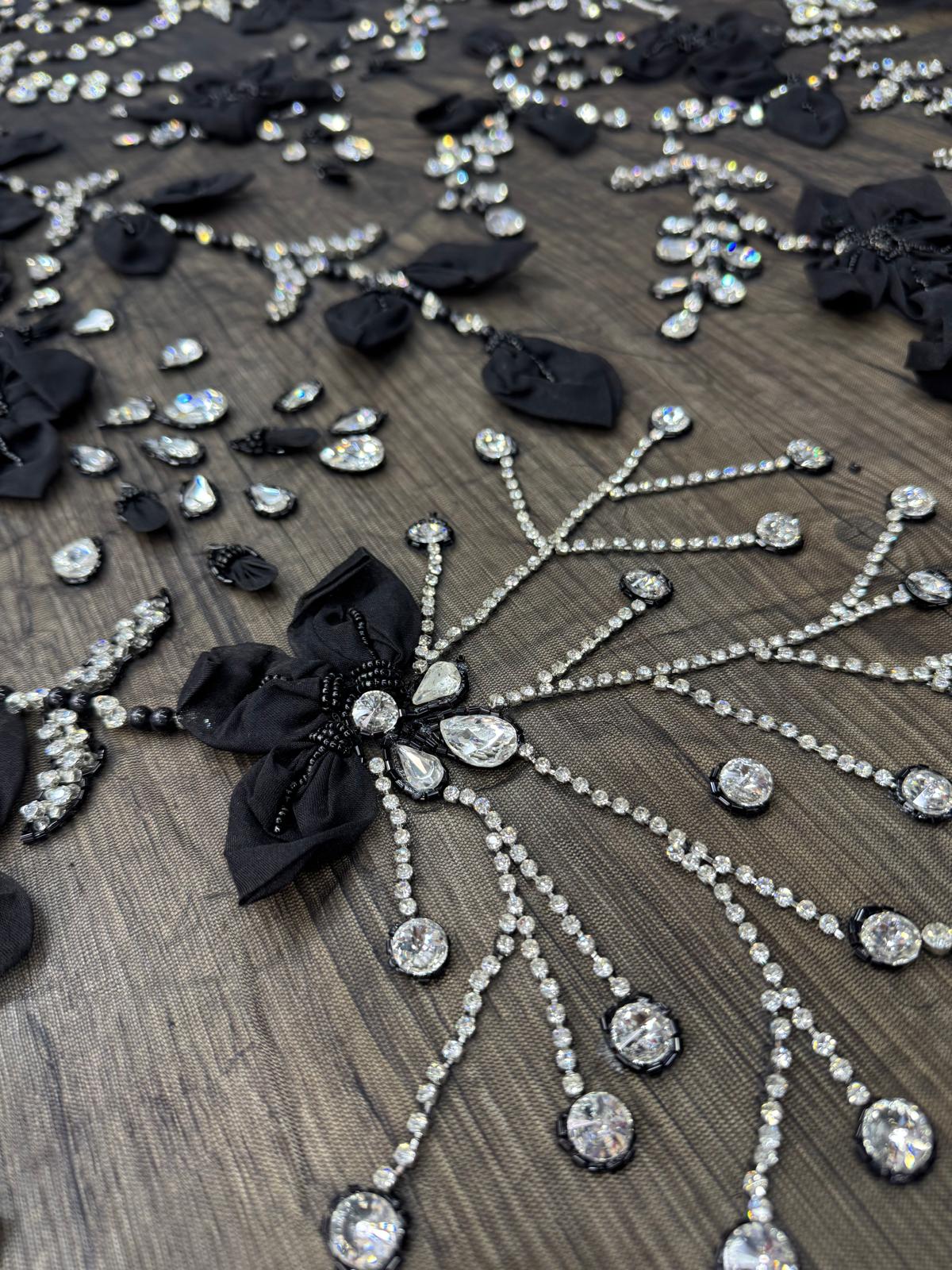 Broderie luxury pe tull negru cu flori 3D, cristale stralucitoare si aplicatii couture elegante AI544