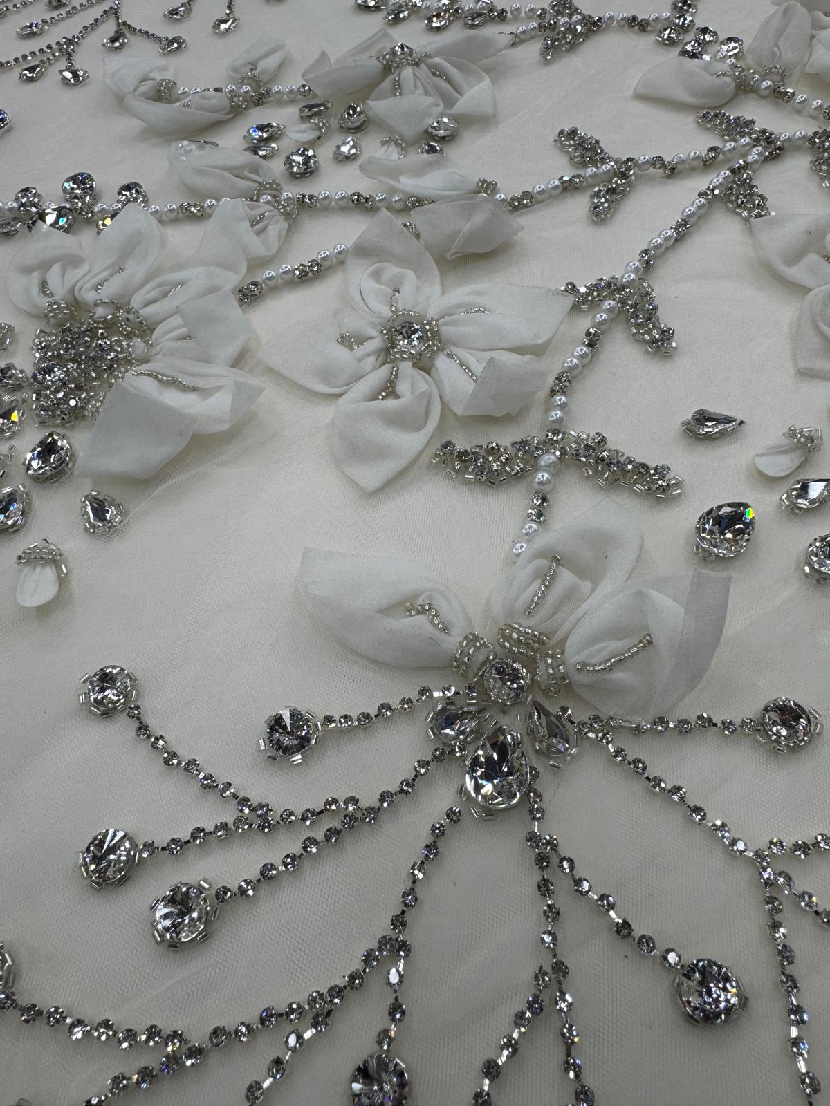 Broderie luxury pe tull cu flori 3D, perle si cristale 140 cm/se vinde la metru AI544