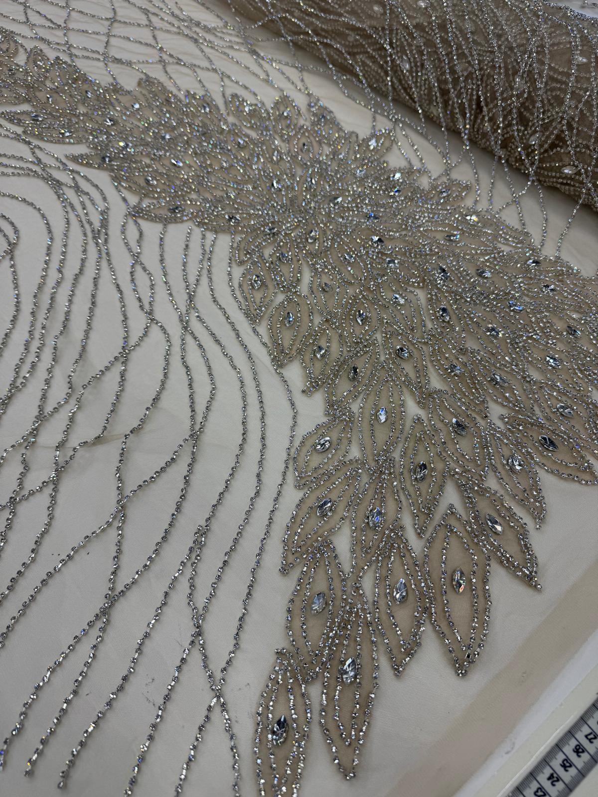 Broderie premium pe tull nude cu cristale, perle și margele DB1421