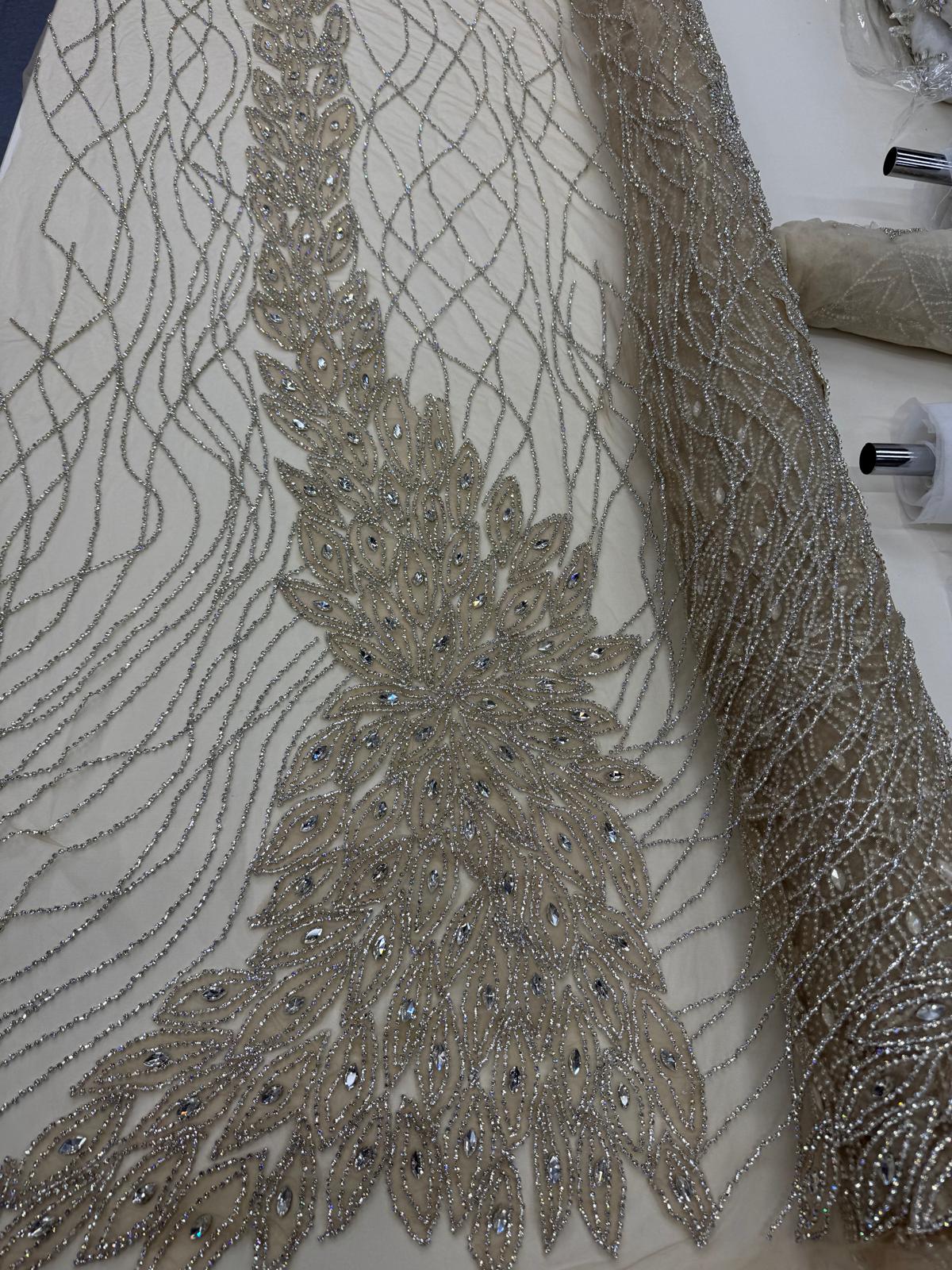 Broderie premium pe tull nude cu cristale, perle și margele DB1421