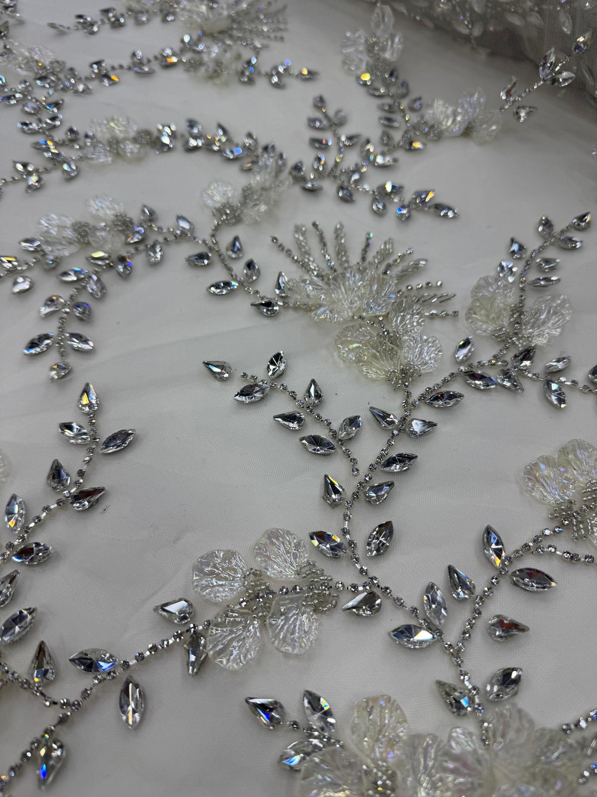 Broderie florala 3D cu cristale premium pe tull fin DB1366