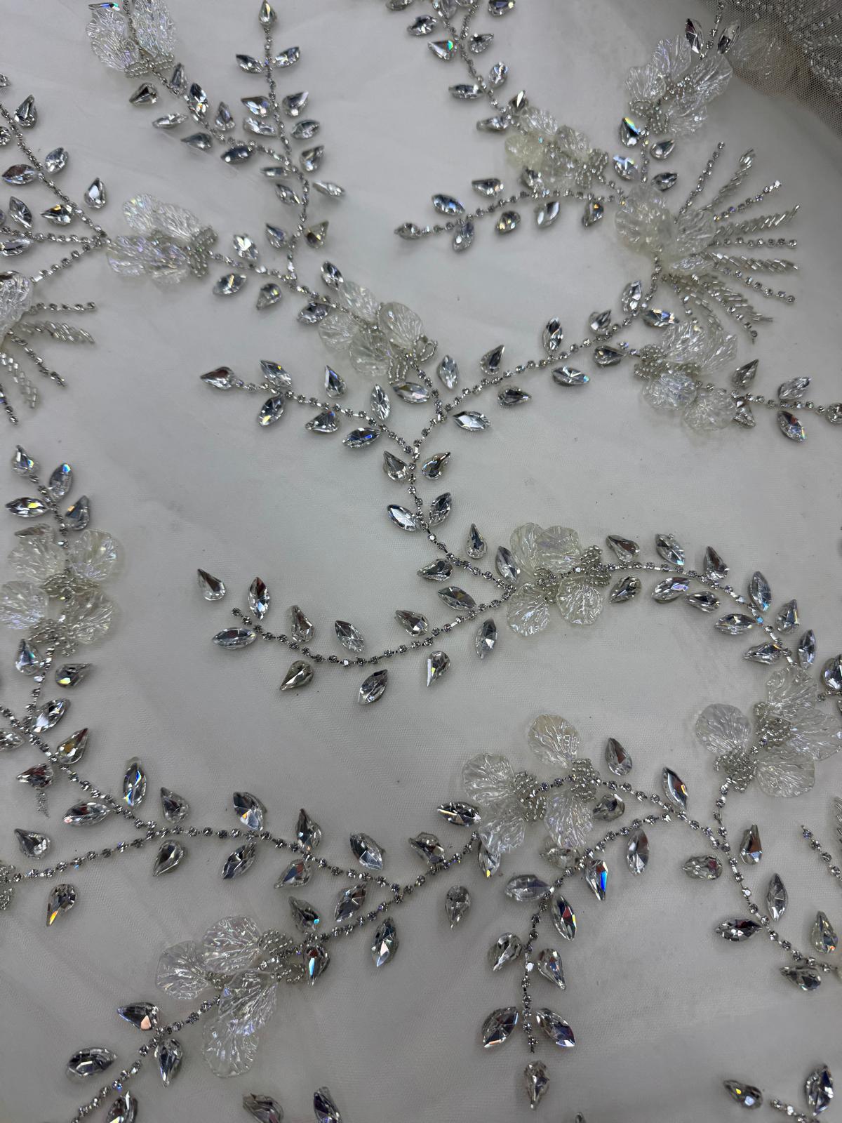 Broderie florala 3D cu cristale premium pe tull fin DB1366