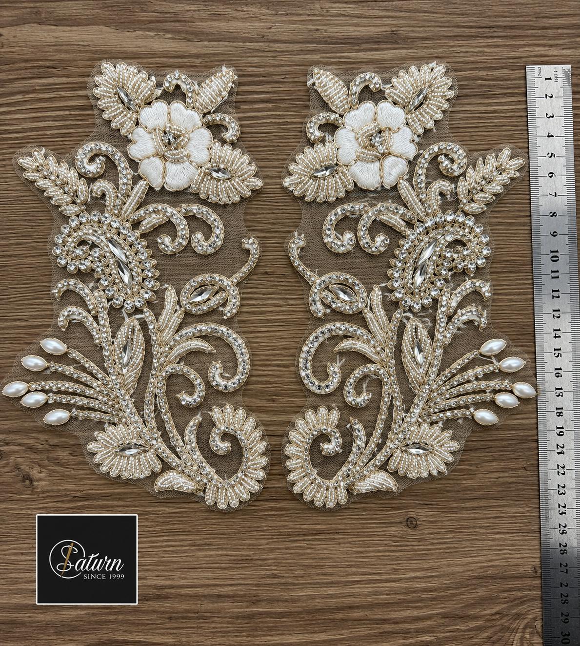 Aplicatie pe tul  de cusut cu margele, cristale si flori 3D. Set de 2 piese MODEL 2217