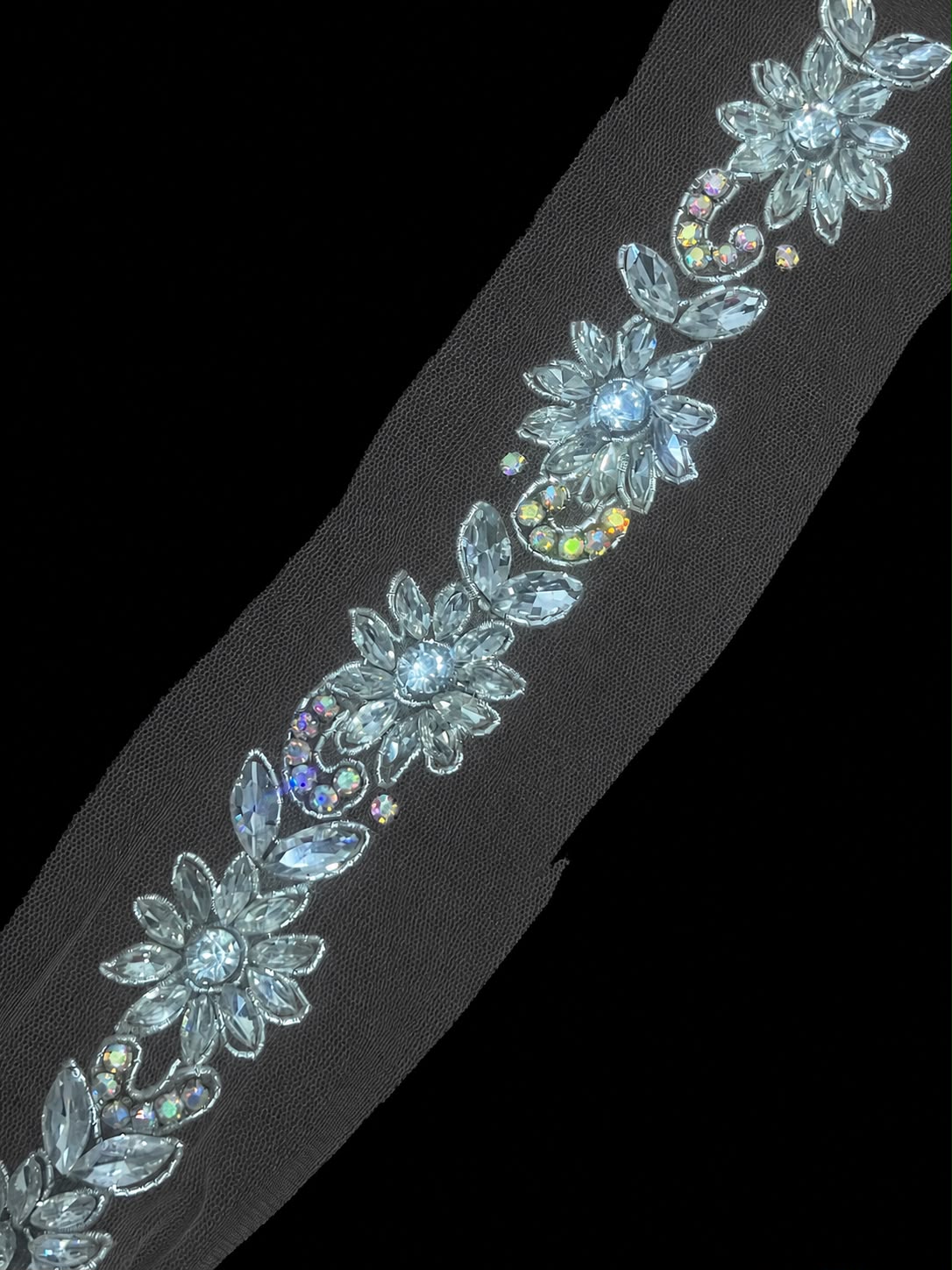 Strasuri de cusut pe tull argintii,  – aplicatie decorativa cu flori si cristale model GO 1237\la metru\3,3 cm