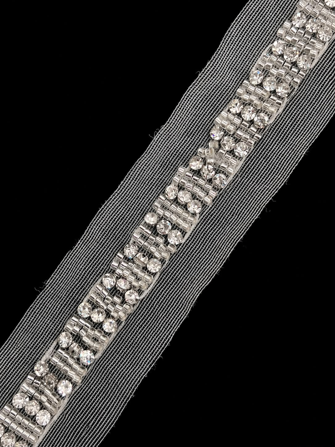 Banda Decorativa cu Strasuri si Cristale pe Tul Fin – Model Elegant Argintiu, pentru Rochii si Accesorii la metru \dimensiune piatra 1,5cm